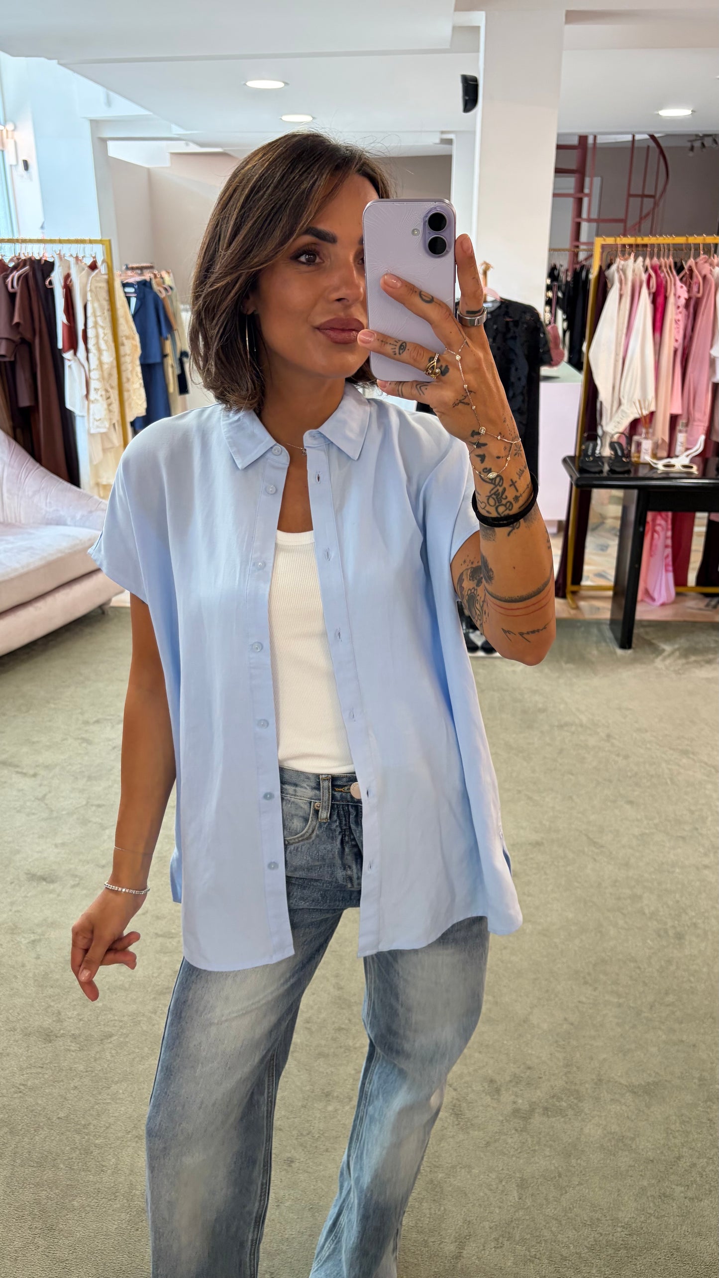 Camicia azzurra smanicata over sy
