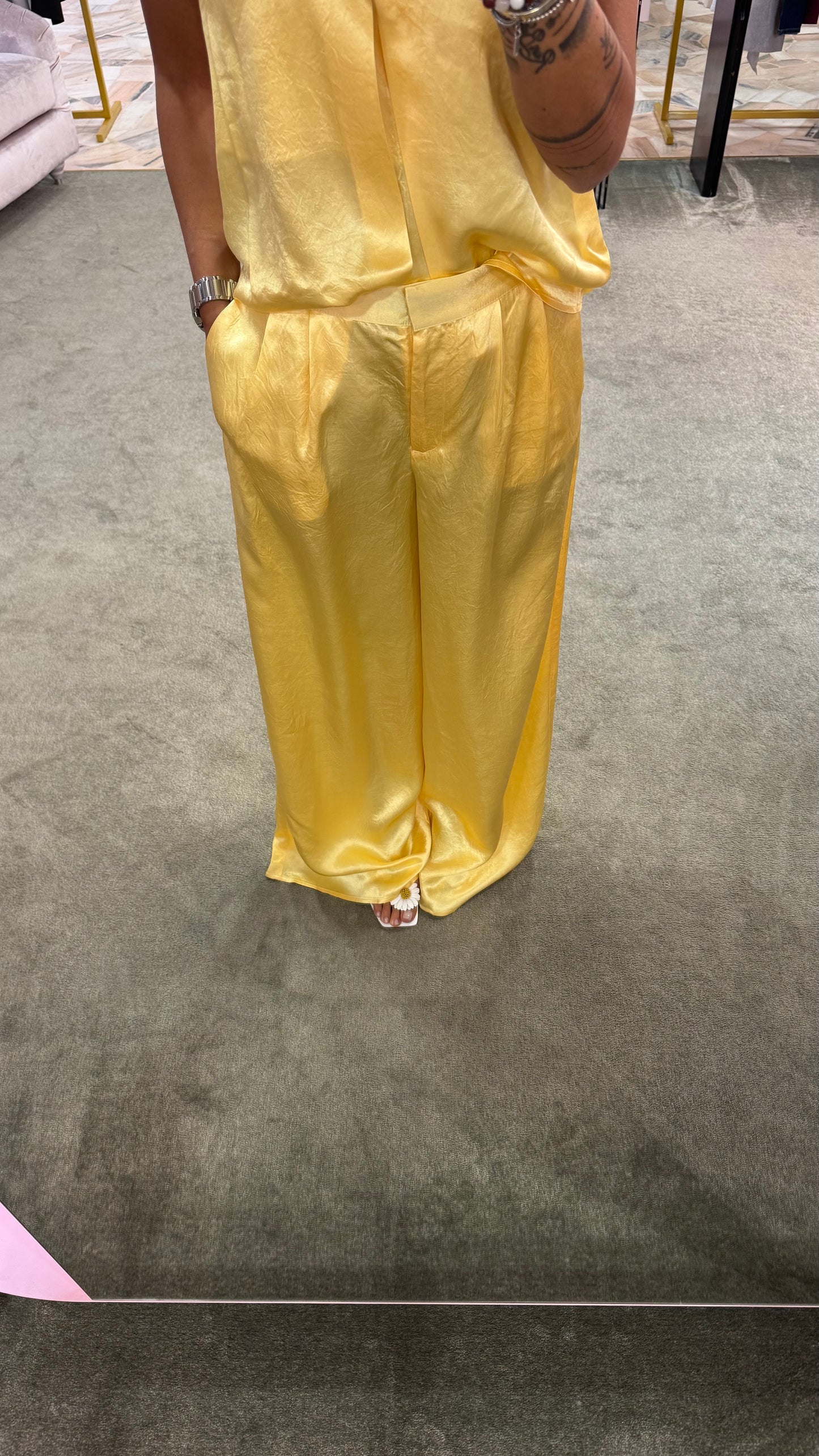 Pantaloni gialli in satin wide leg sl