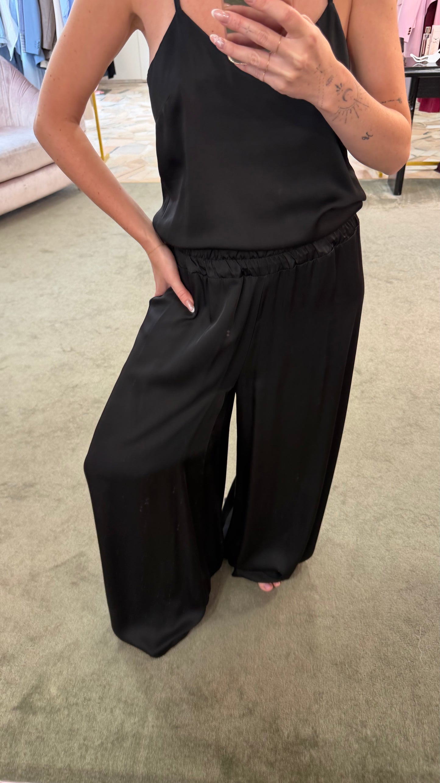 Pantaloni neri a palazzo in satin ay