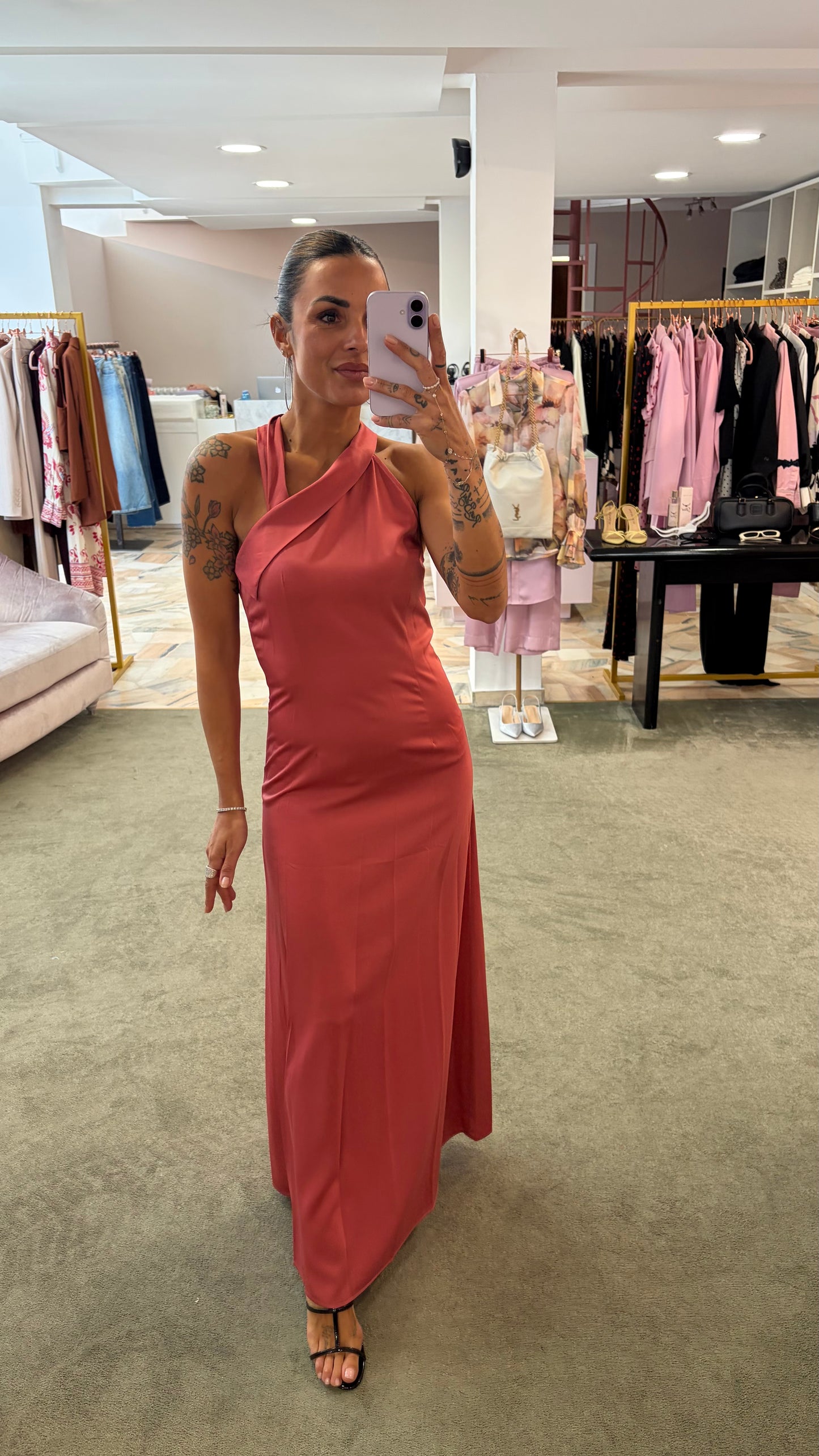 Abito lungo rosa cherry scollo asimmetrico in satin ay