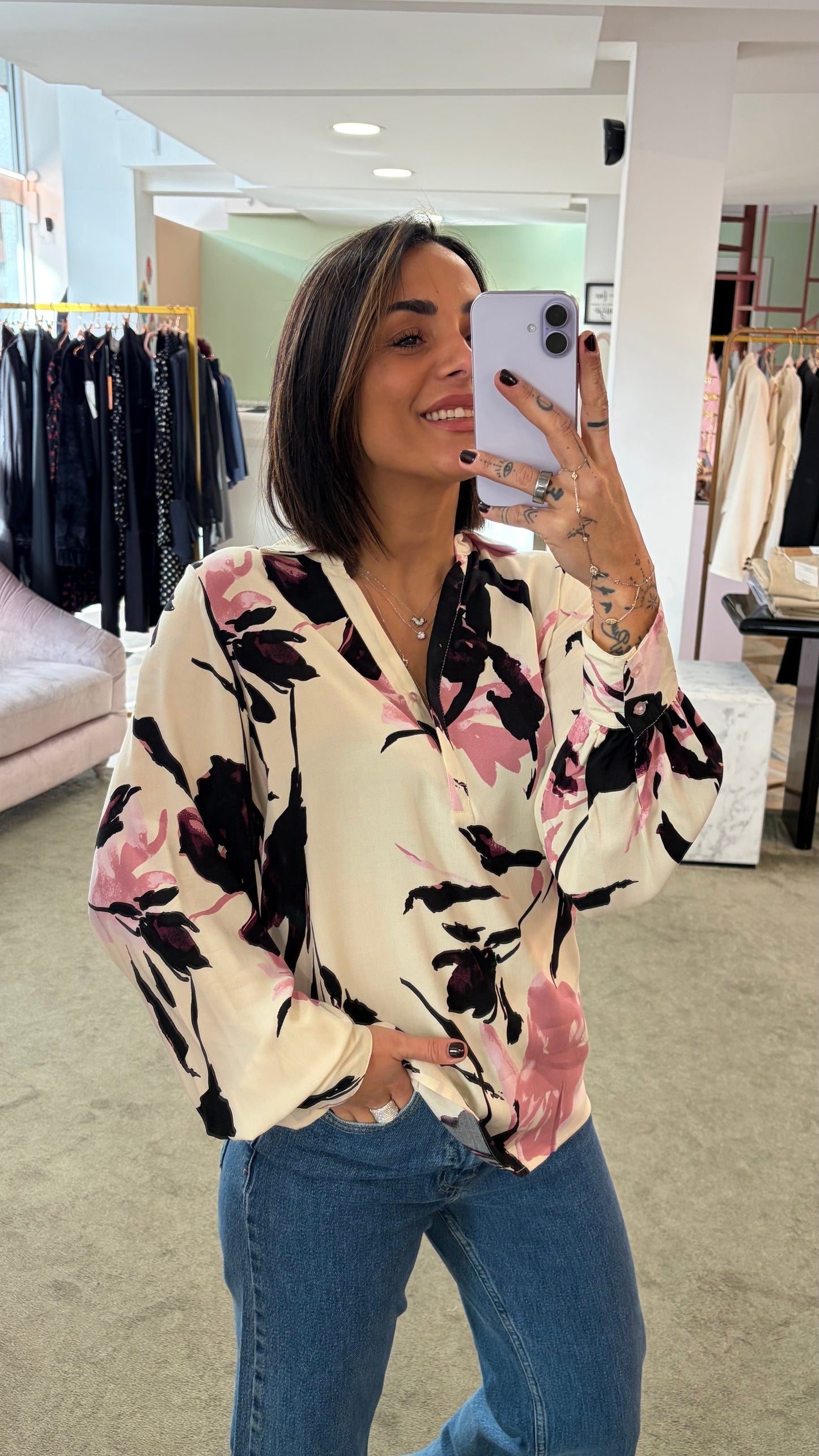 Camicia crema con fiori rosa e neri sy