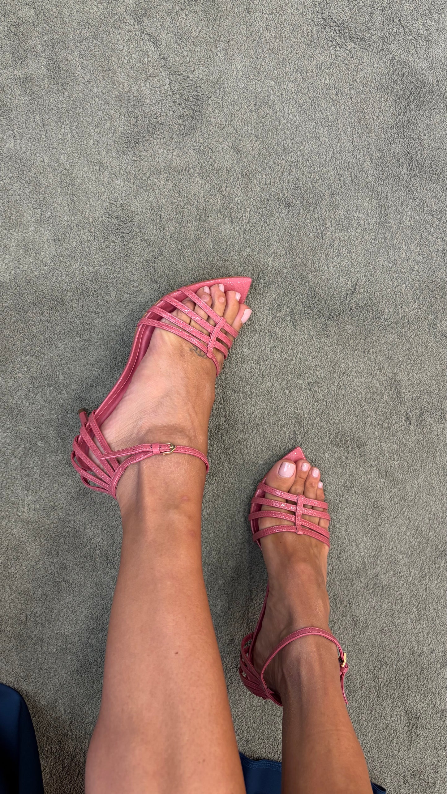 Sandalo rosa blush in vernice con listini