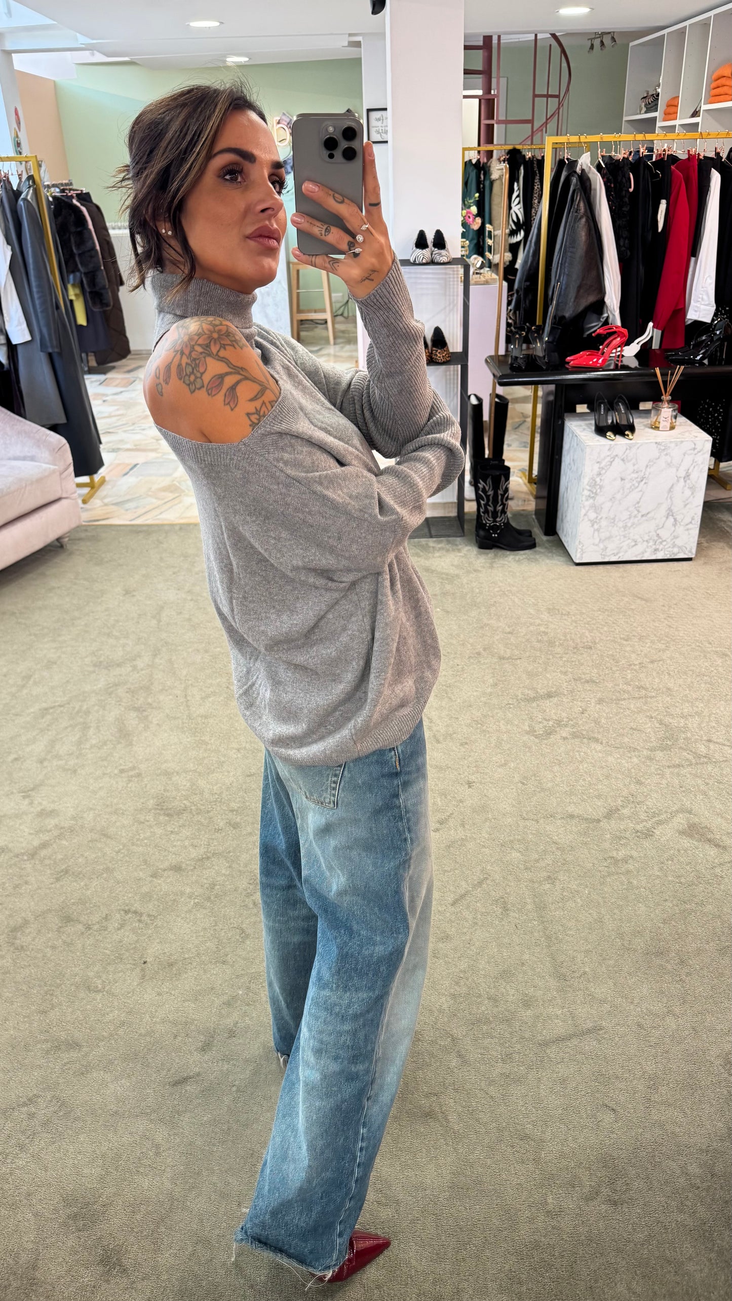 Dolcevita grigio cutout  sulla spalla lh