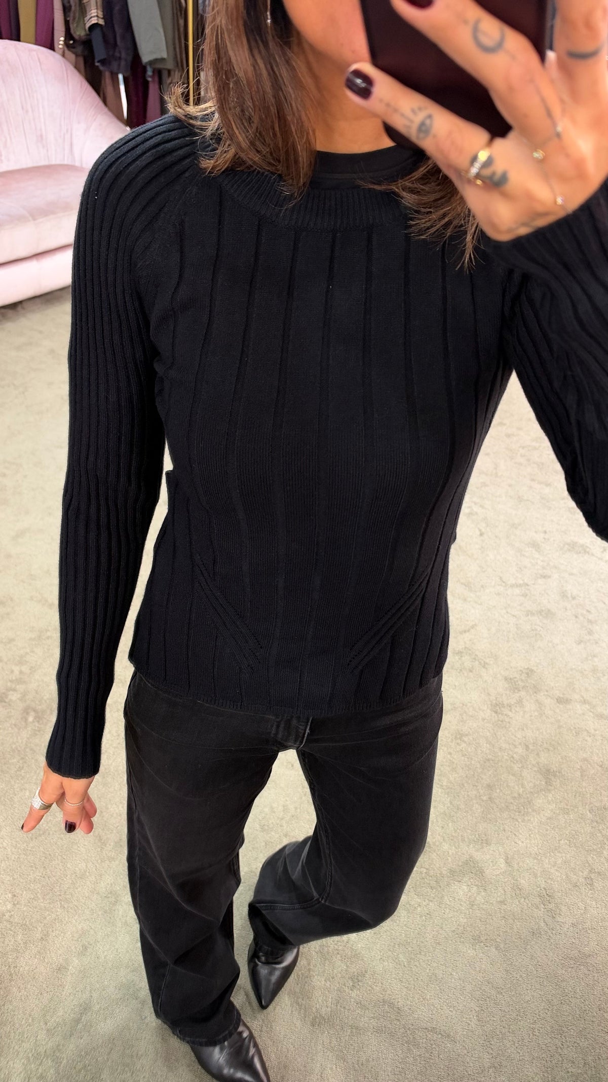 Maglione nero a costine con fiocco sulla schiena bj
