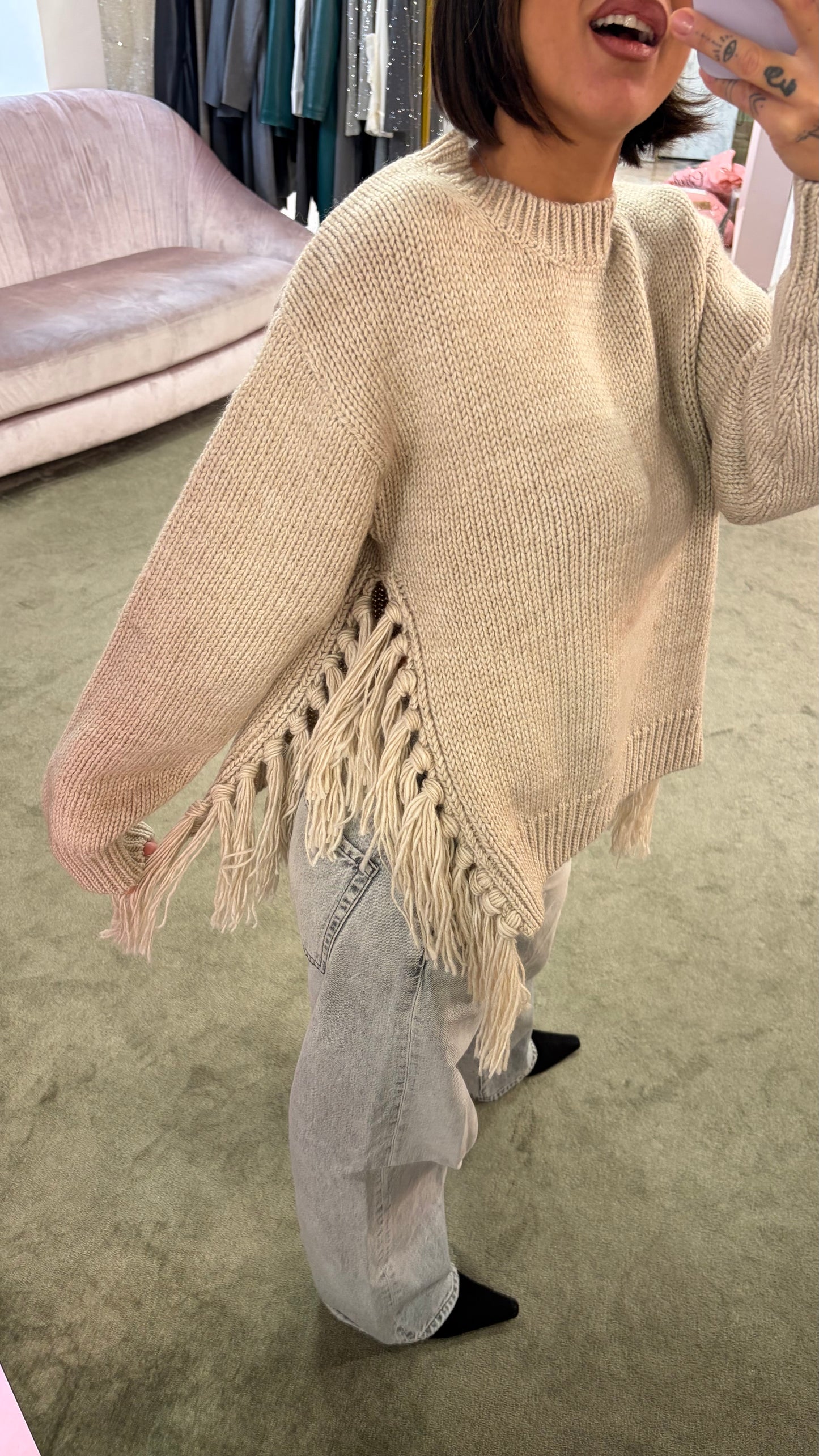 Maglione beige con frange laterali e spacco gl