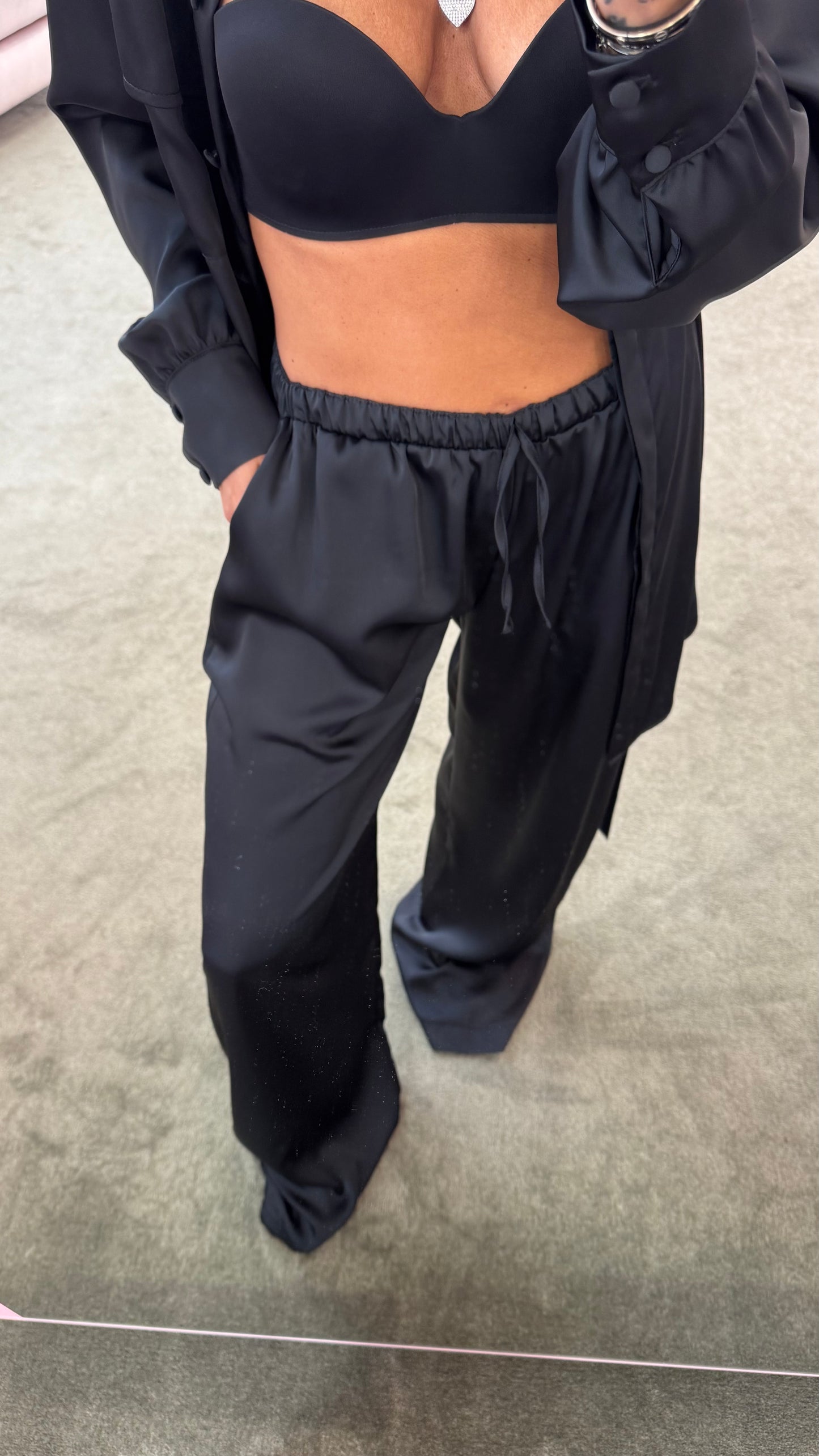 Pantaloni neri in satin morbidi ks