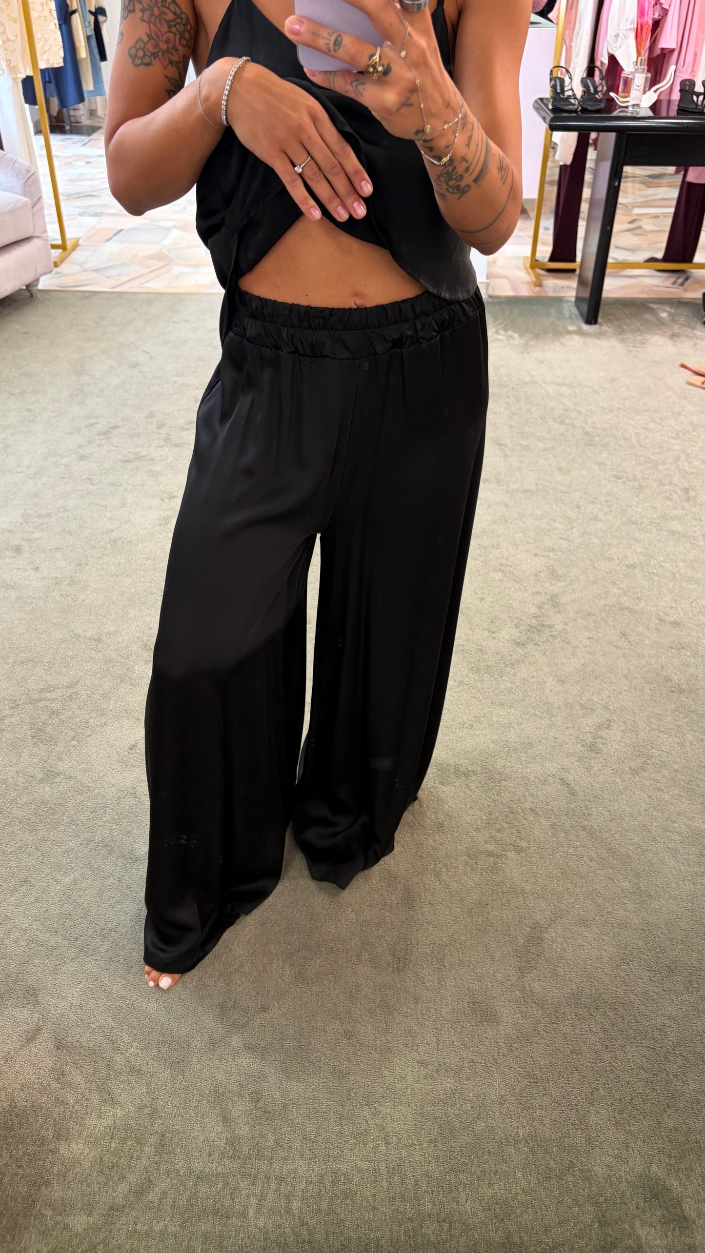 Pantaloni neri a palazzo in satin ay