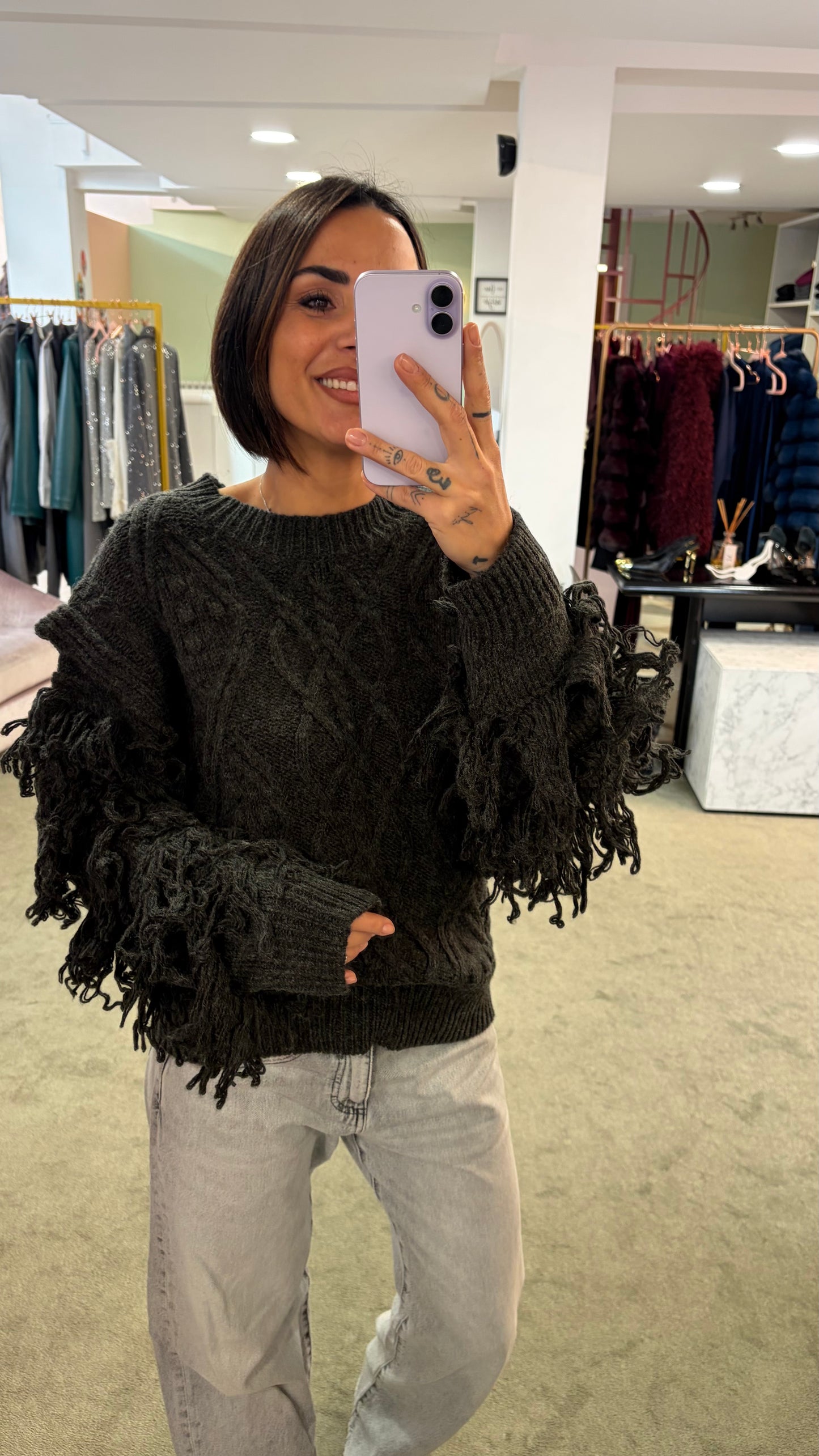 Maglione grigio scuro losanghe e manica con frange gl