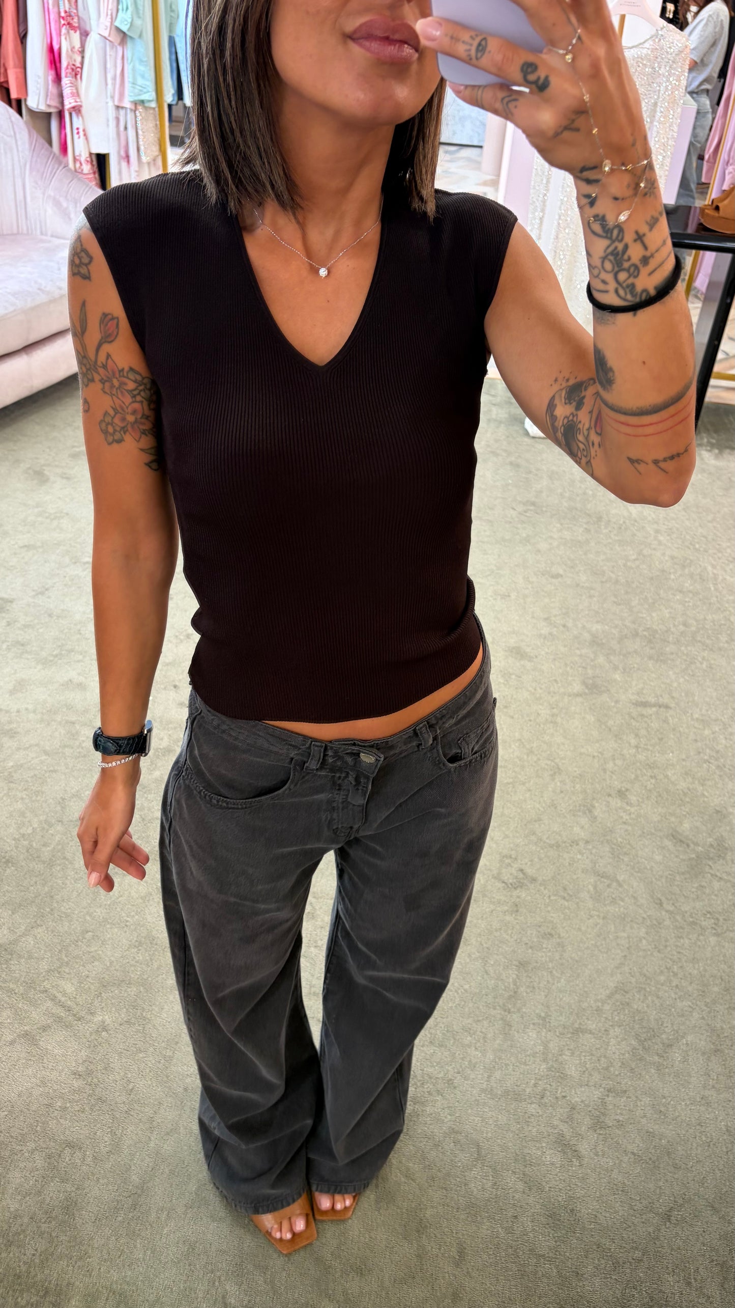 Canotta marrone testa di moro scollo a v costine Petite Pull