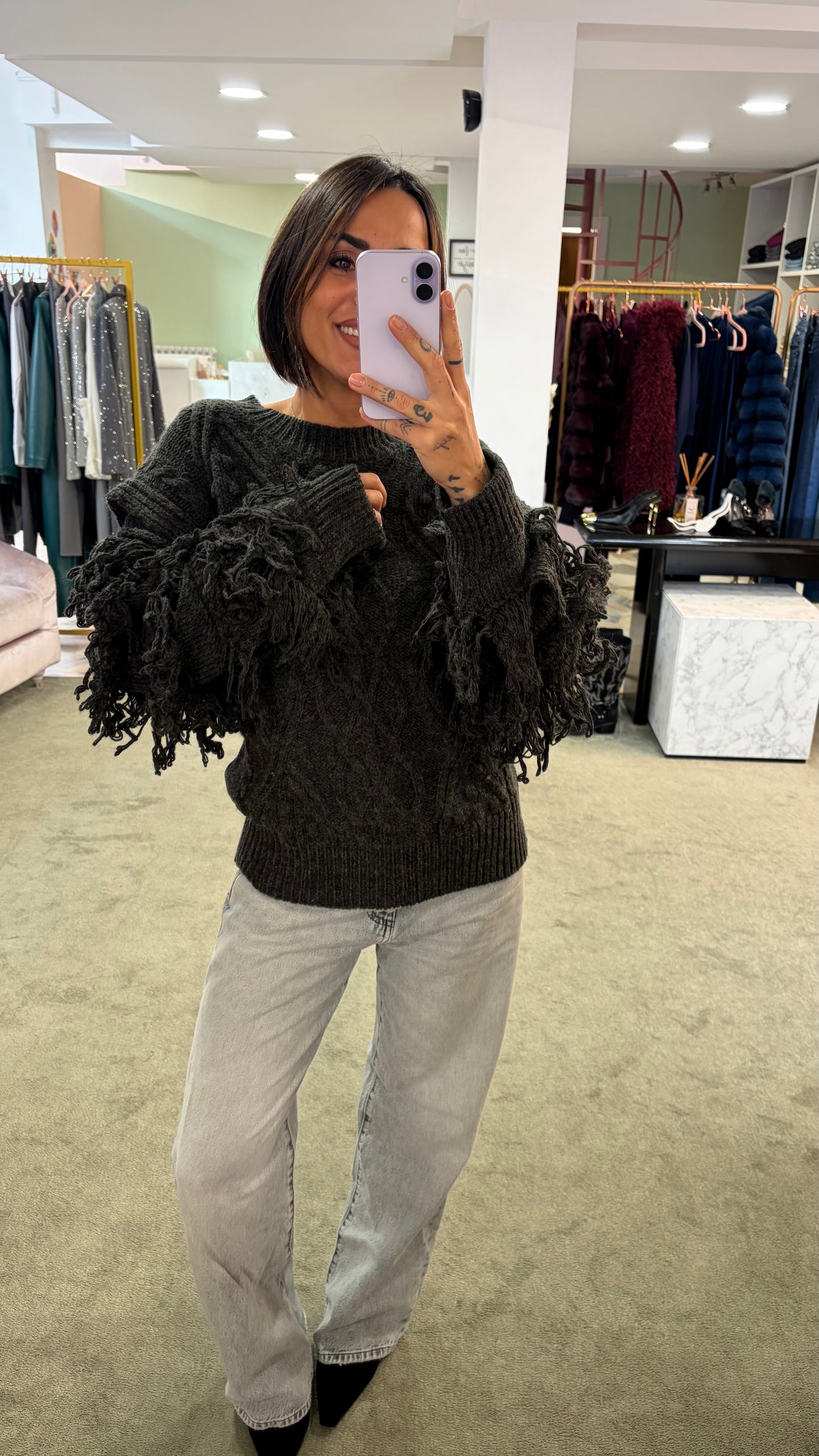 Maglione grigio scuro losanghe e manica con frange gl