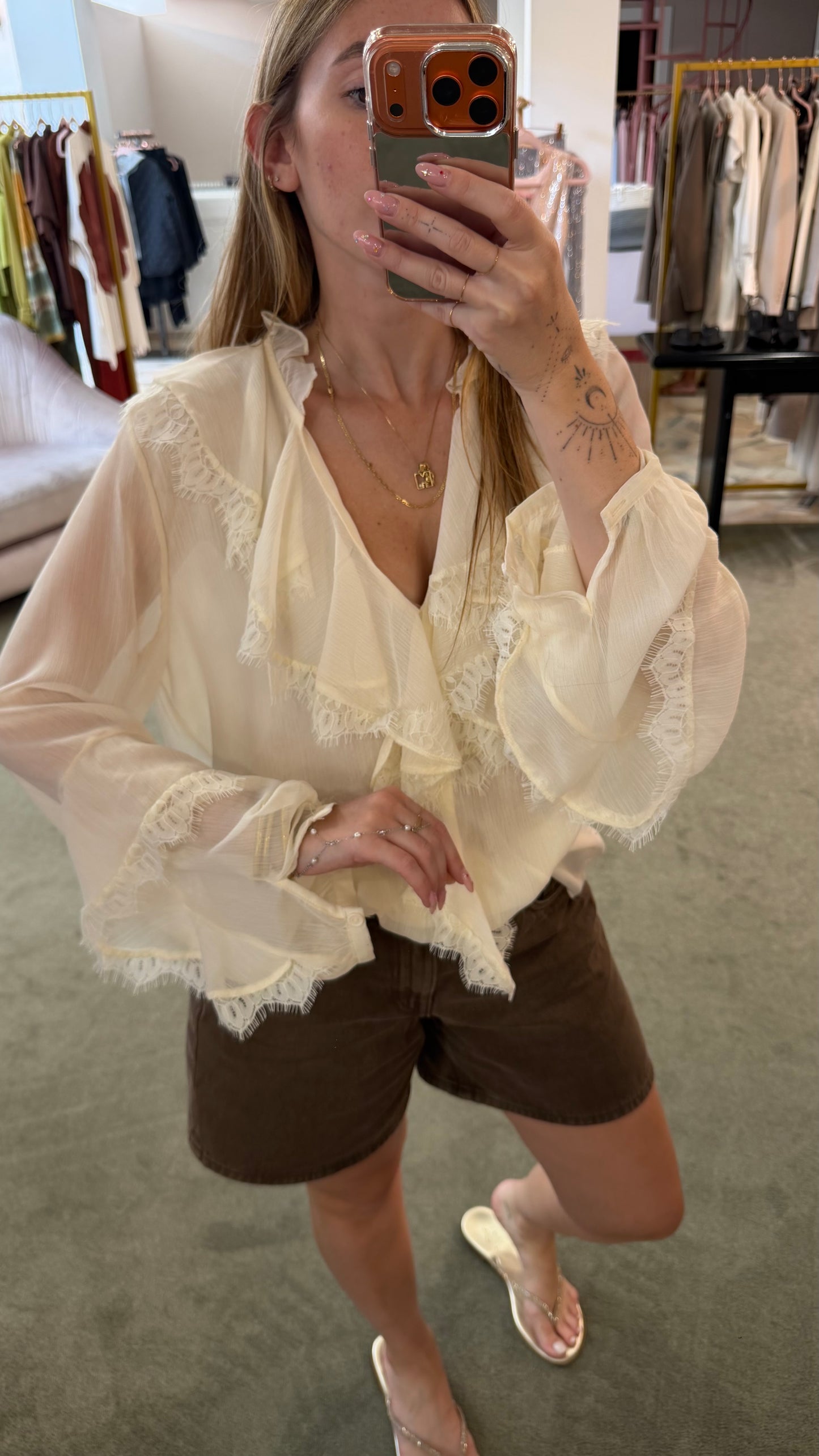 Camicia crema in crepe volant e pizzo gl