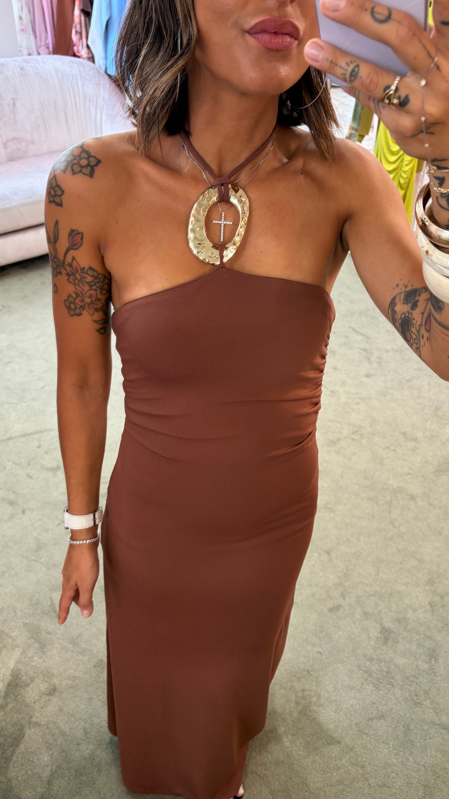 Abito lungo blush scollo all'americana e dettaglio cerchio oro gl