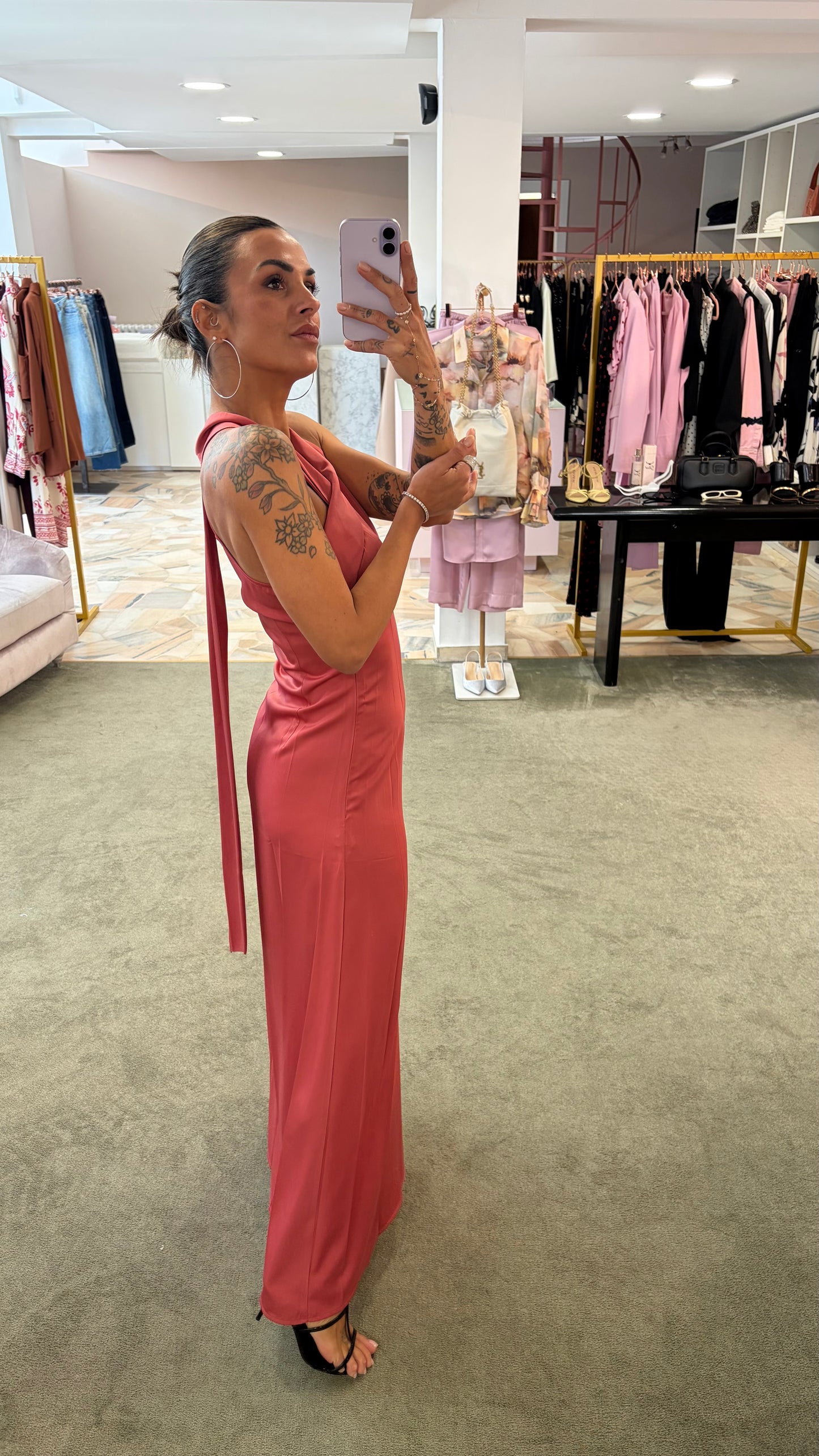 Abito lungo rosa cherry scollo asimmetrico in satin ay