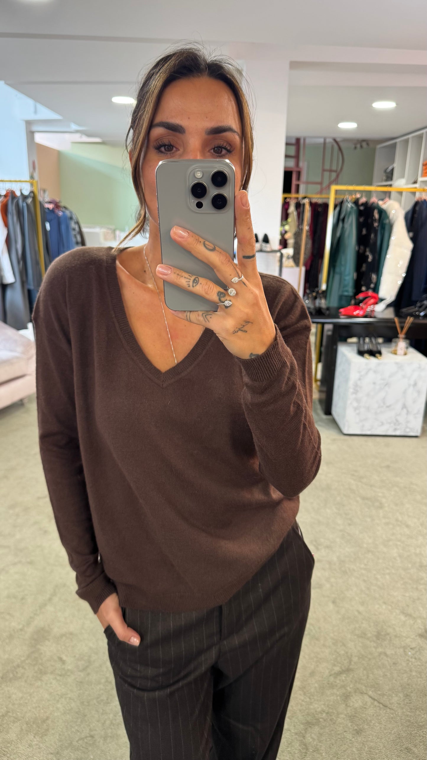 Maglione scollo a v marrone  in angora tk