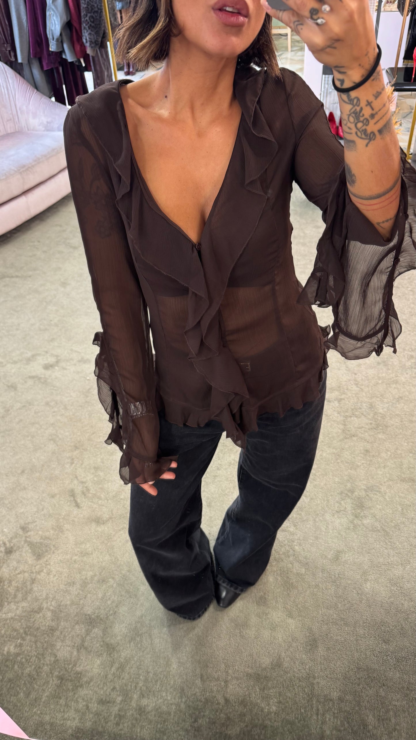 Camicia marrone in crepe scollo a v con volant gl