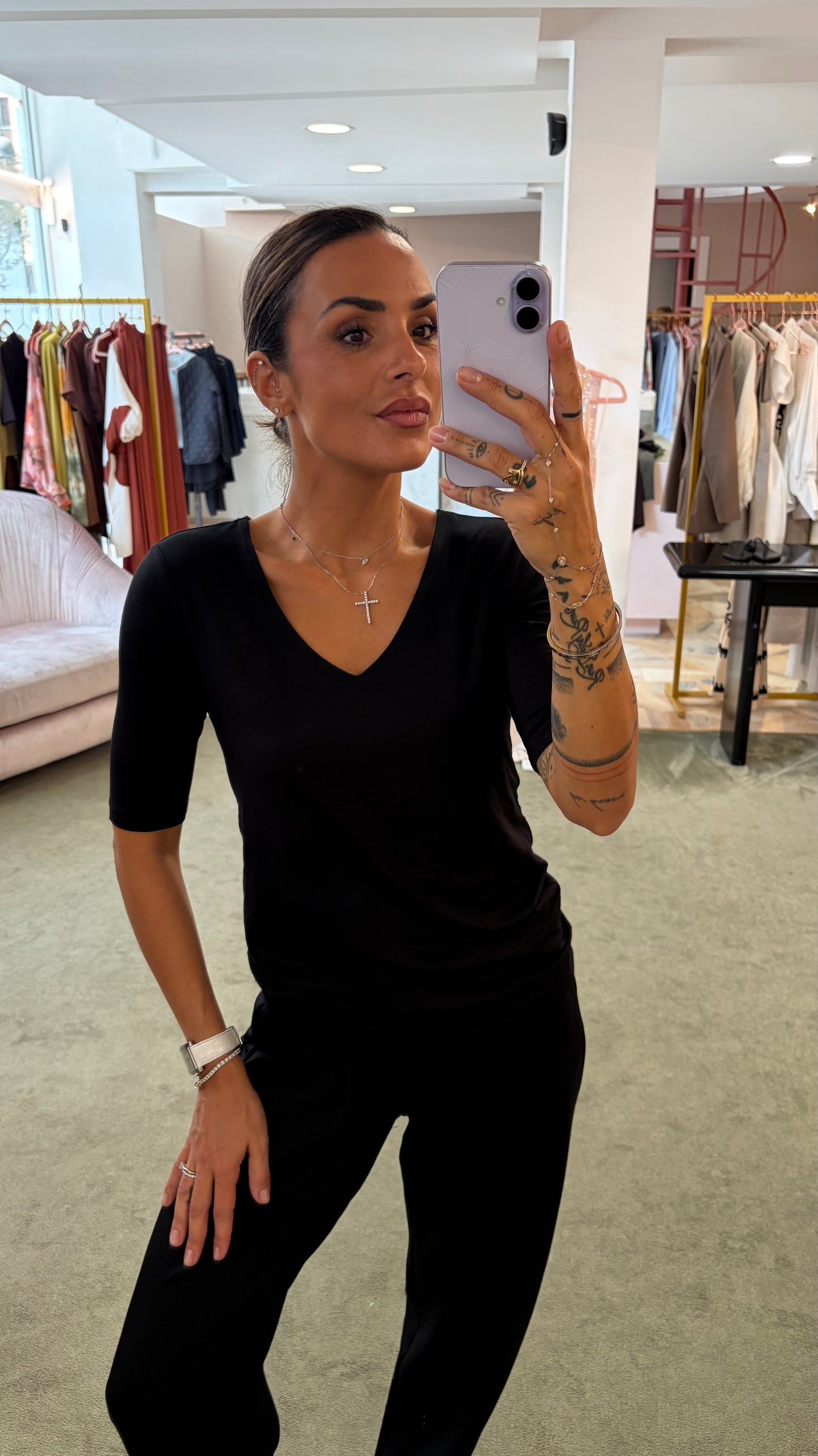 T-shirt nera scollo a v manica corta sy