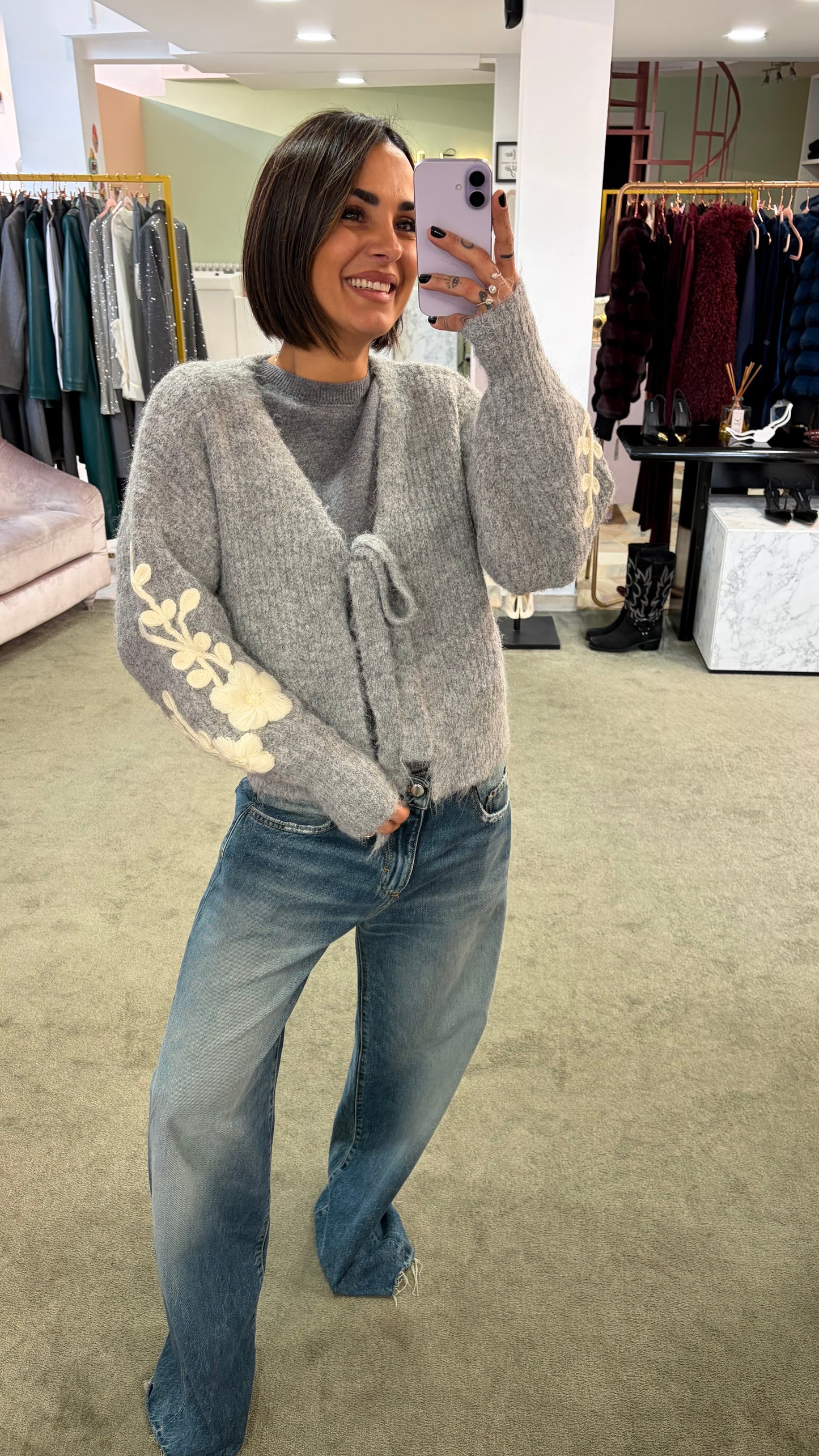 Cardigan grigio con ricami sulla manica bj