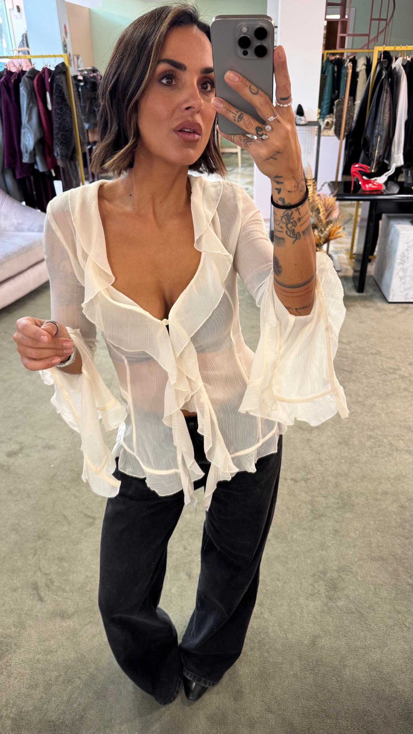 Camicia crema in crepe scollo a v con volant gl