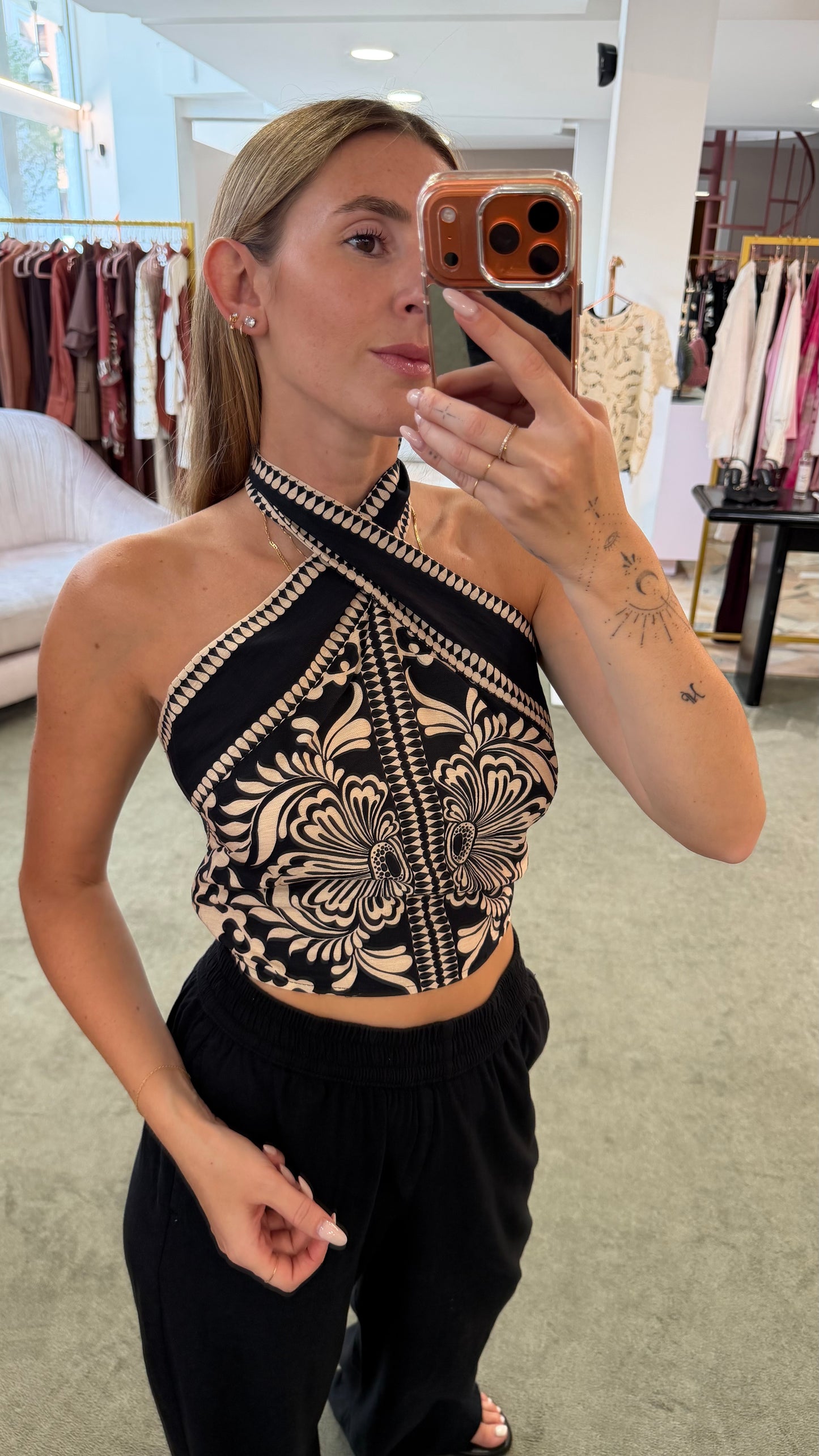 Top corto nero e beige fantasia scollo all'americana gl