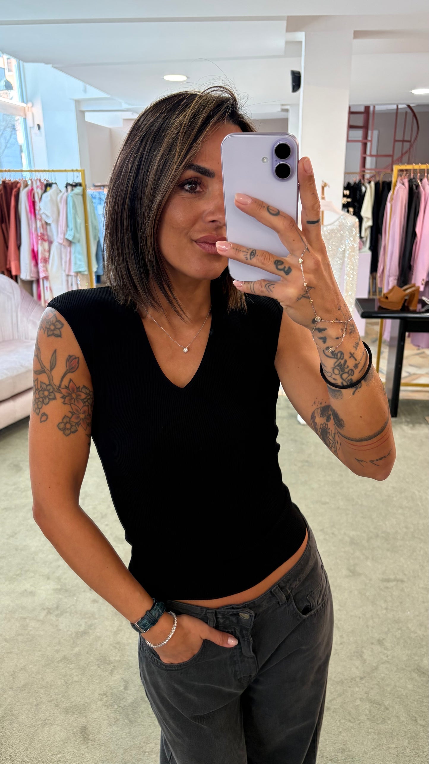 Canotta nera scollo a v costine Petite Pull