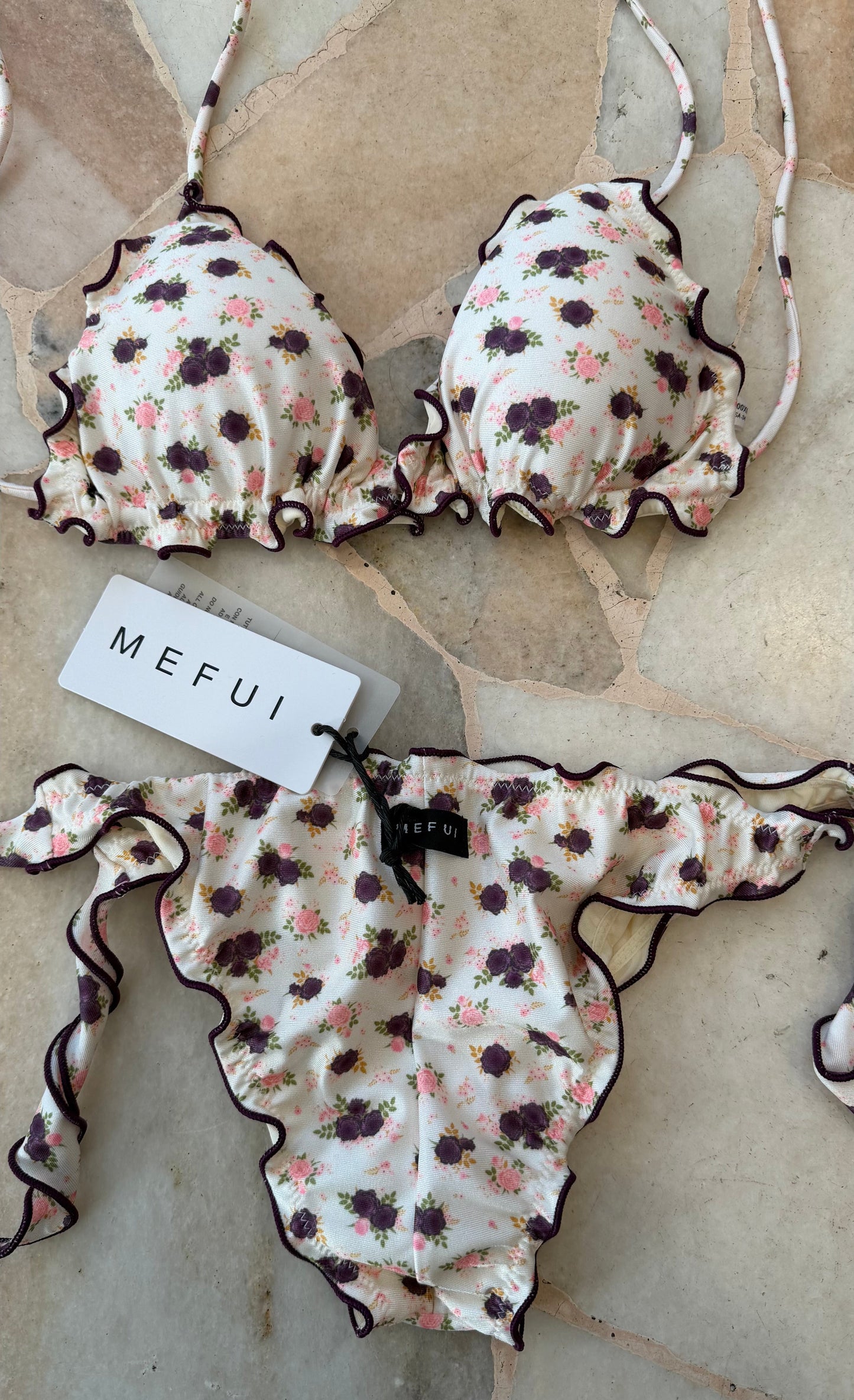 Bikini triangolo bianco con fiorellini purple Me Fui