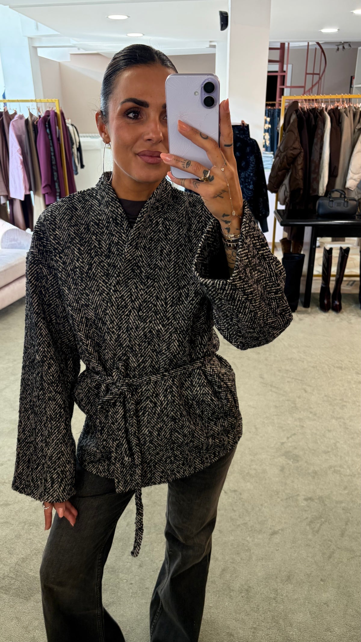 Giacca cappotto kimono spigato nero e panna con cintura aw