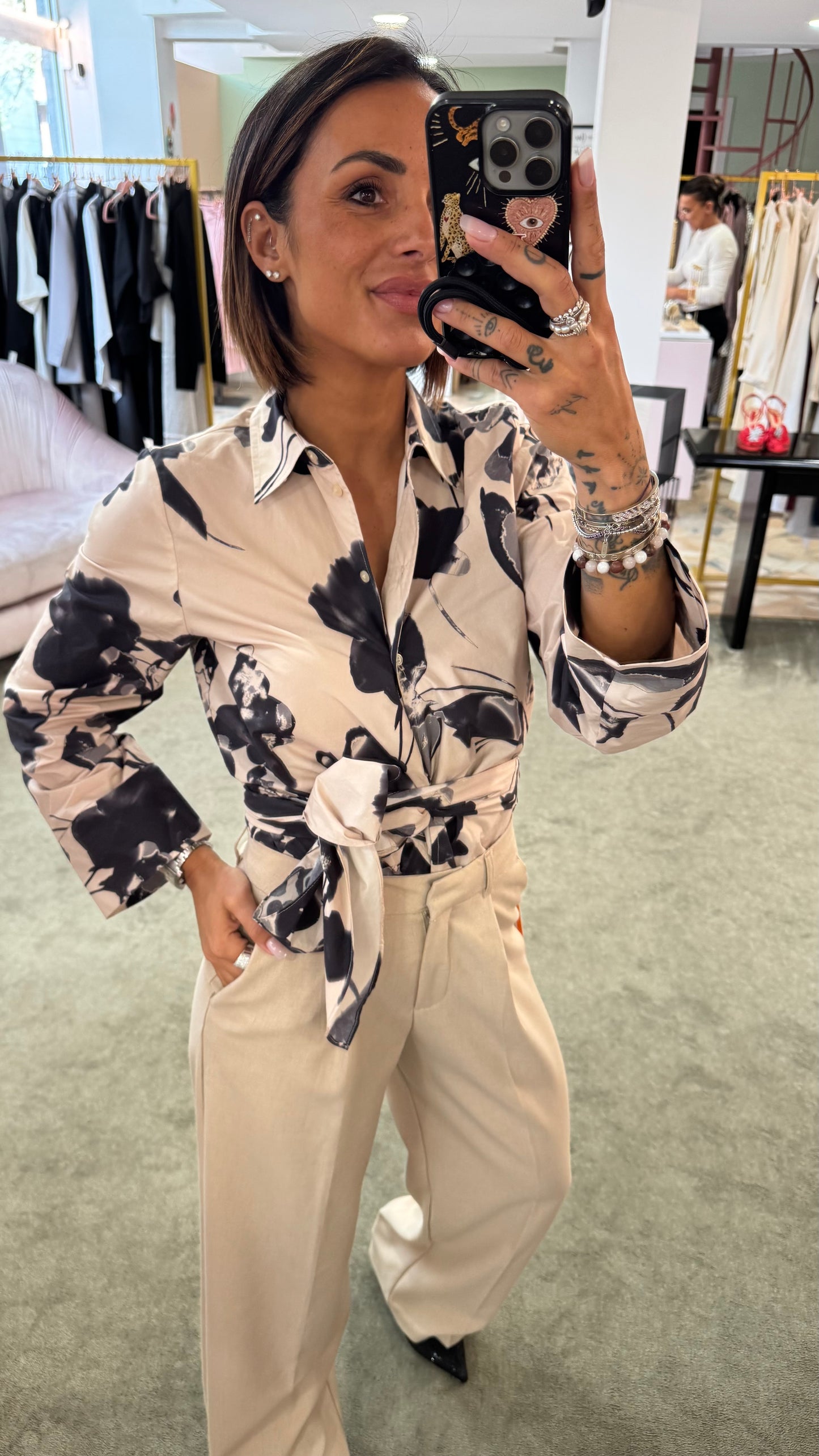 Camicia beige con fiori neri a portafoglio  sl