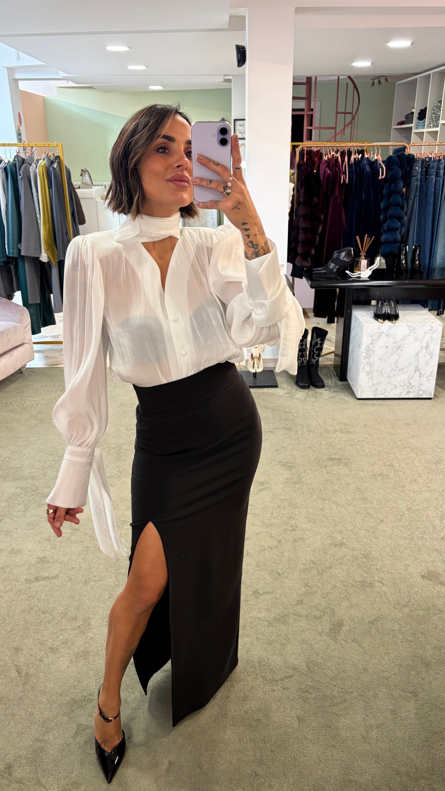 Camicia bianca scollo a v con bottoncini e sciarpina Actualee