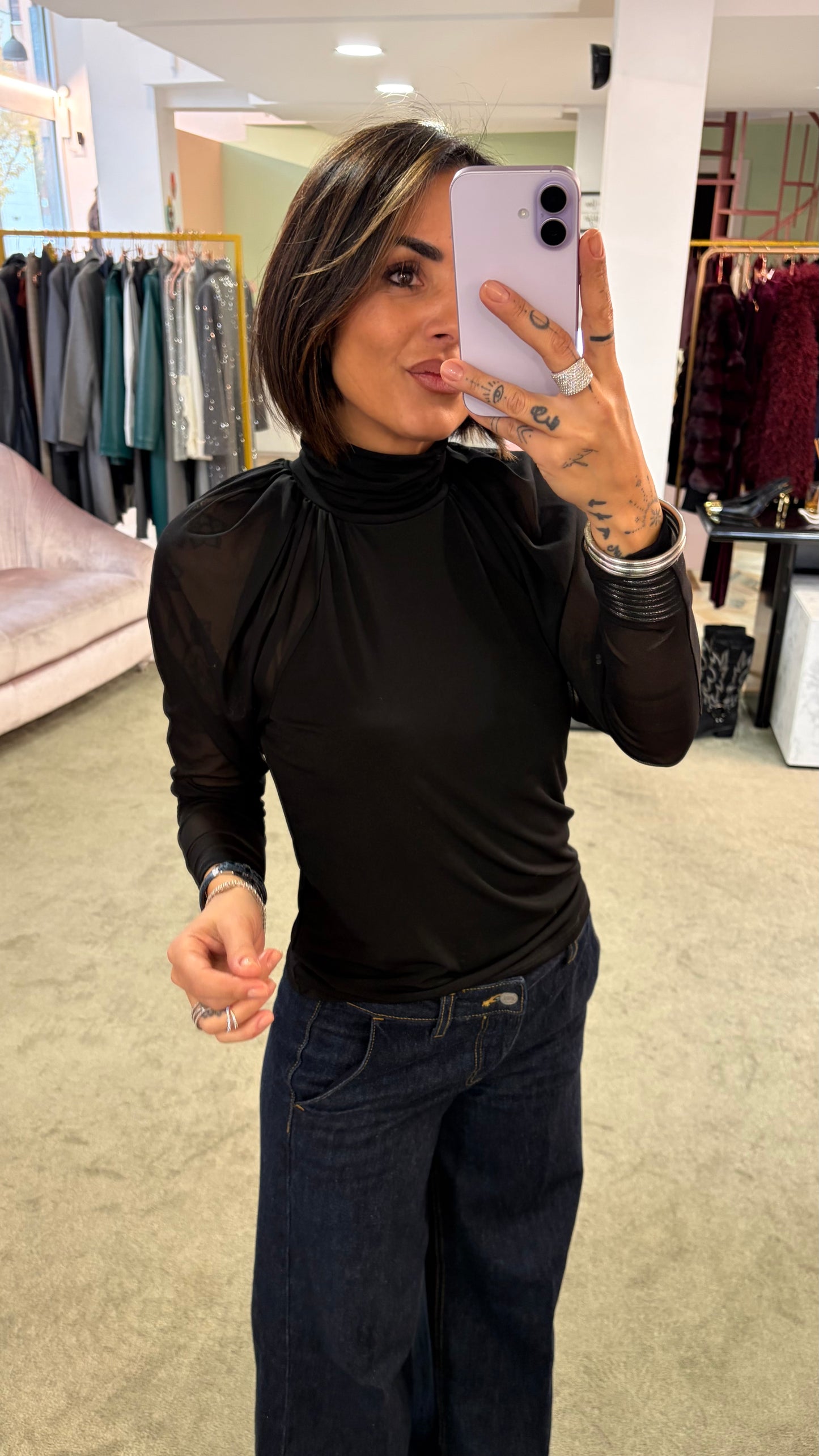 Lupetto nero con maniche a palloncino in tulle mq