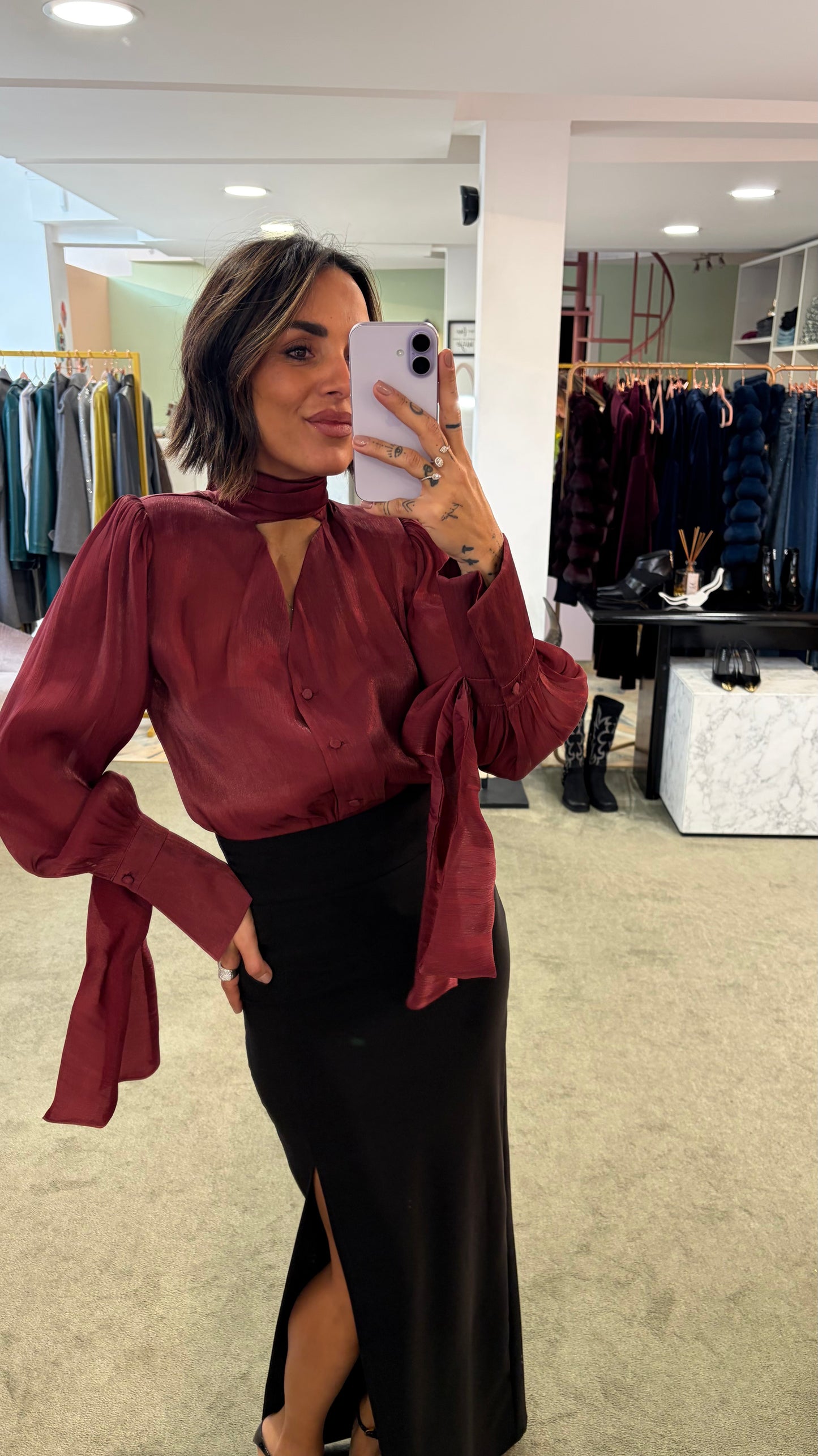 Camicia bordeaux scollo a v con bottoncini e sciarpina Actualee