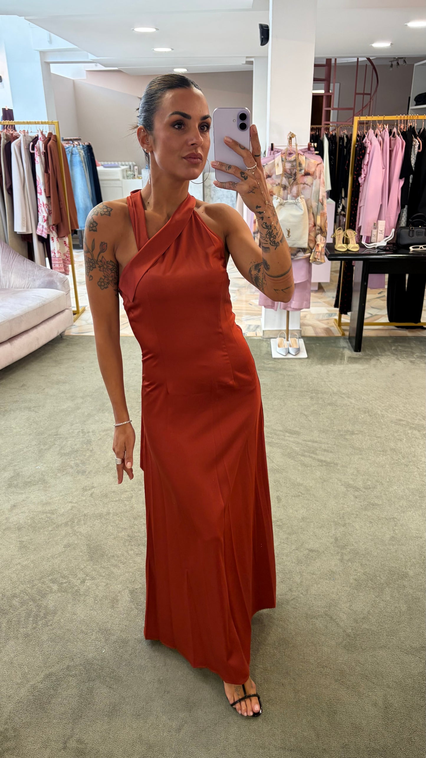 Abito lungo mattone scollo asimmetrico in satin ay