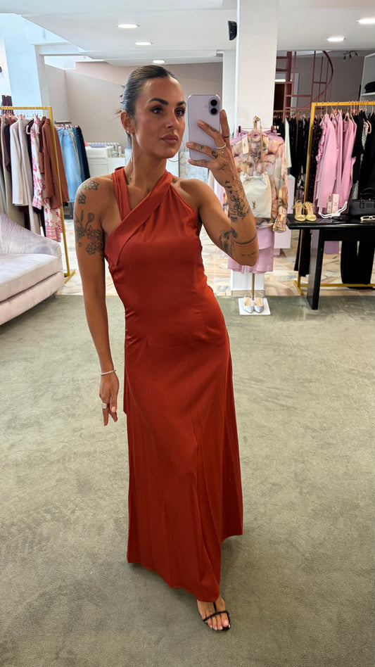 Abito lungo mattone scollo asimmetrico in satin ay