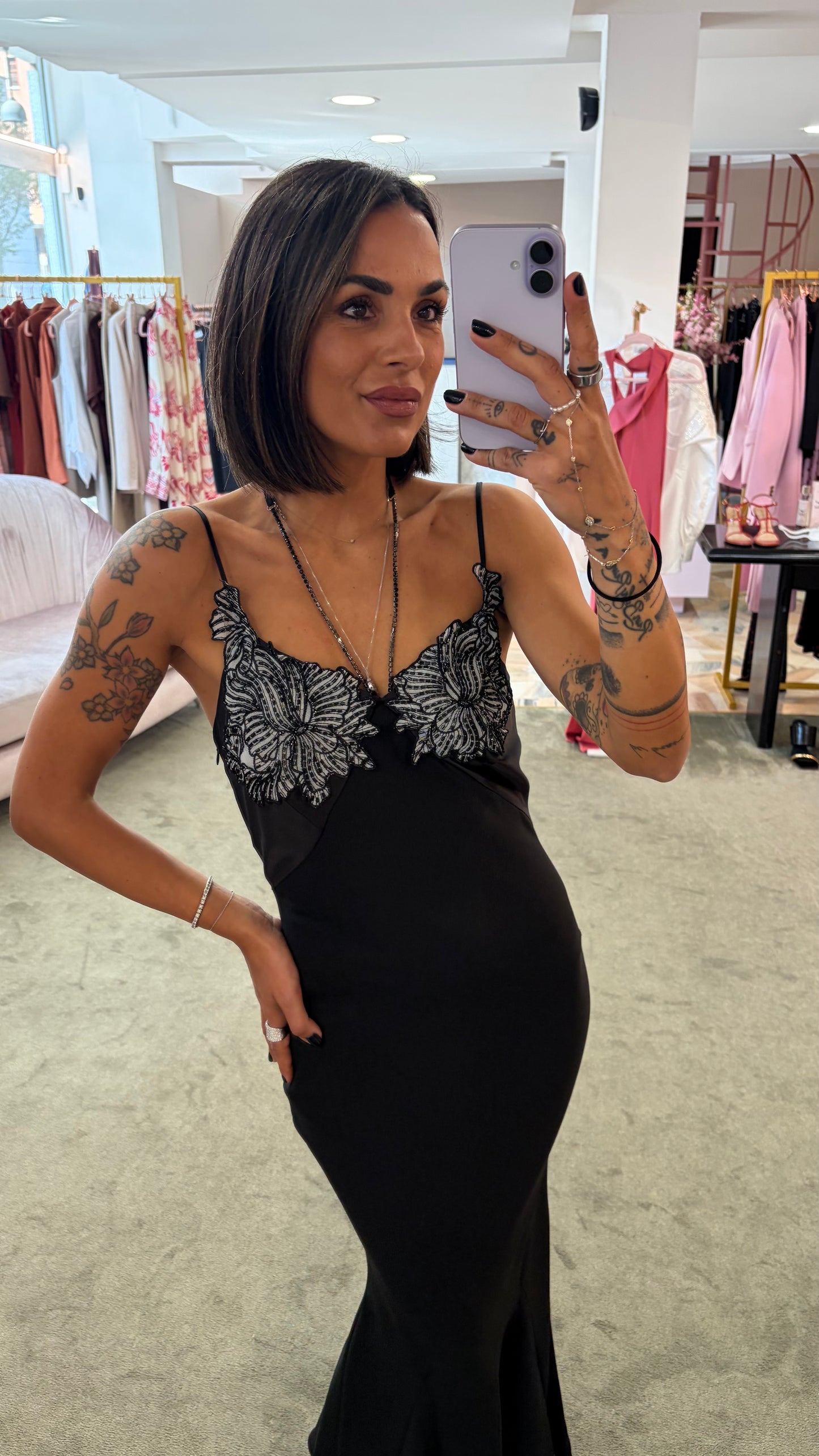 Abito lungo nero sottoveste con ricami e collana crystal fr