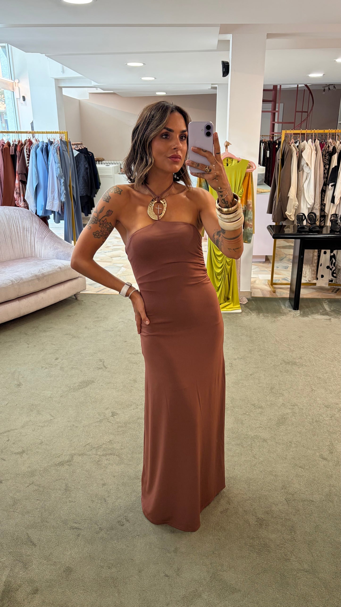 Abito lungo blush scollo all'americana e dettaglio cerchio oro gl