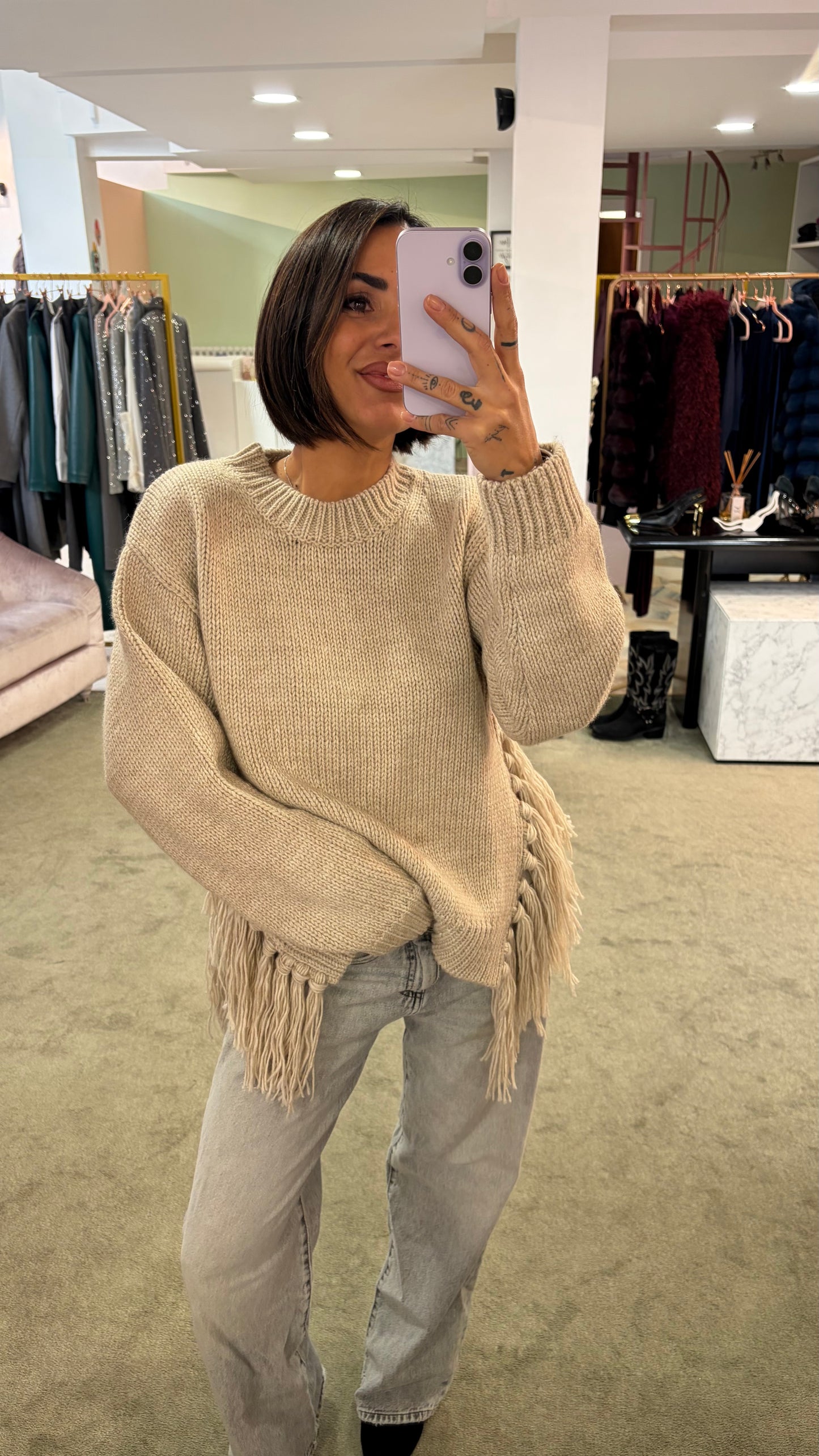 Maglione beige con frange laterali e spacco gl