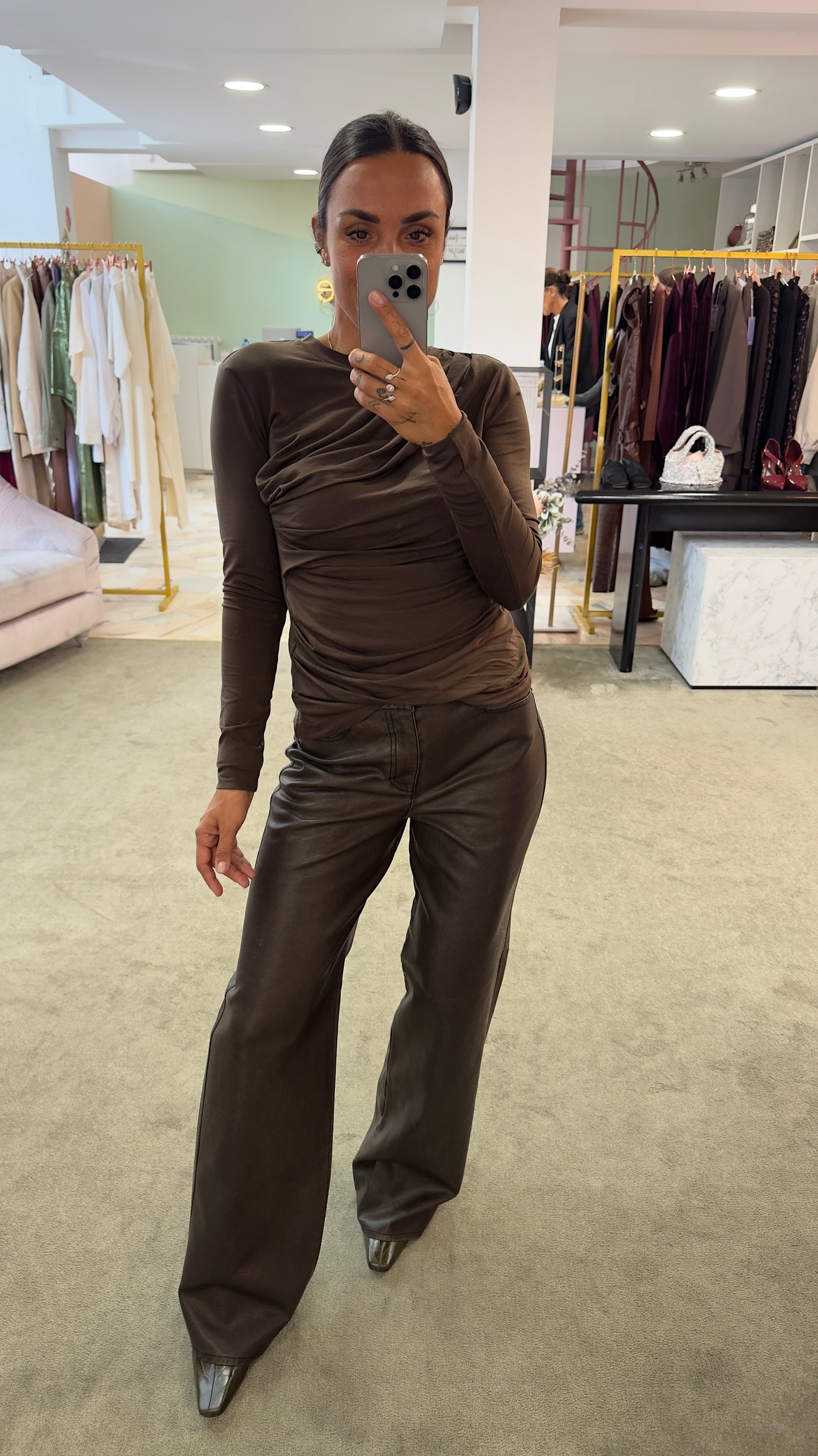 Pantaloni marroni in ecopelle stonewashed jx