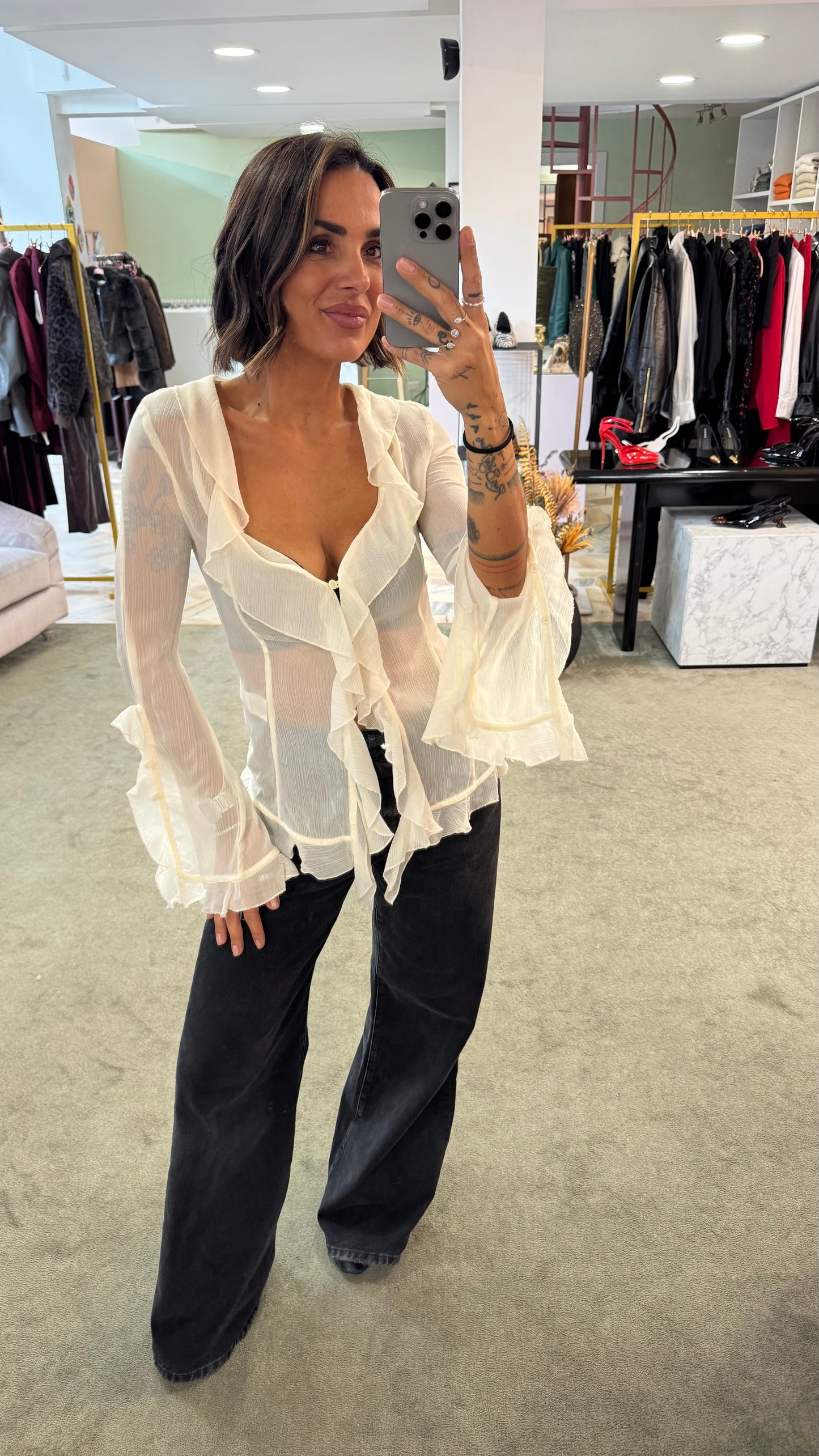 Camicia crema in crepe scollo a v con volant gl