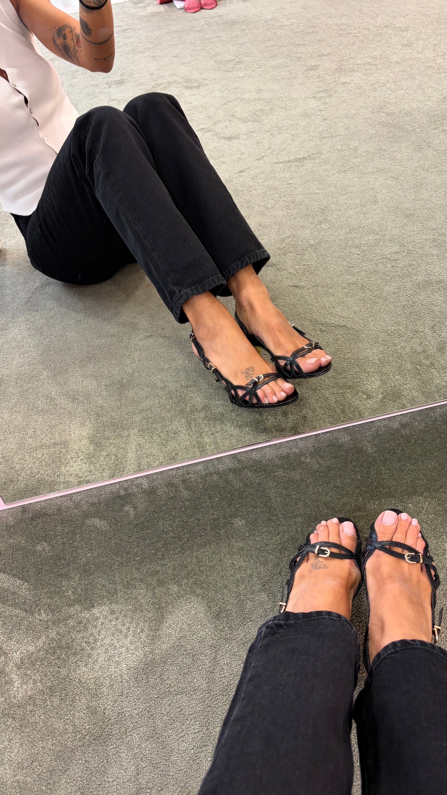 Sandalo nero con fibbie e tacco oro wr