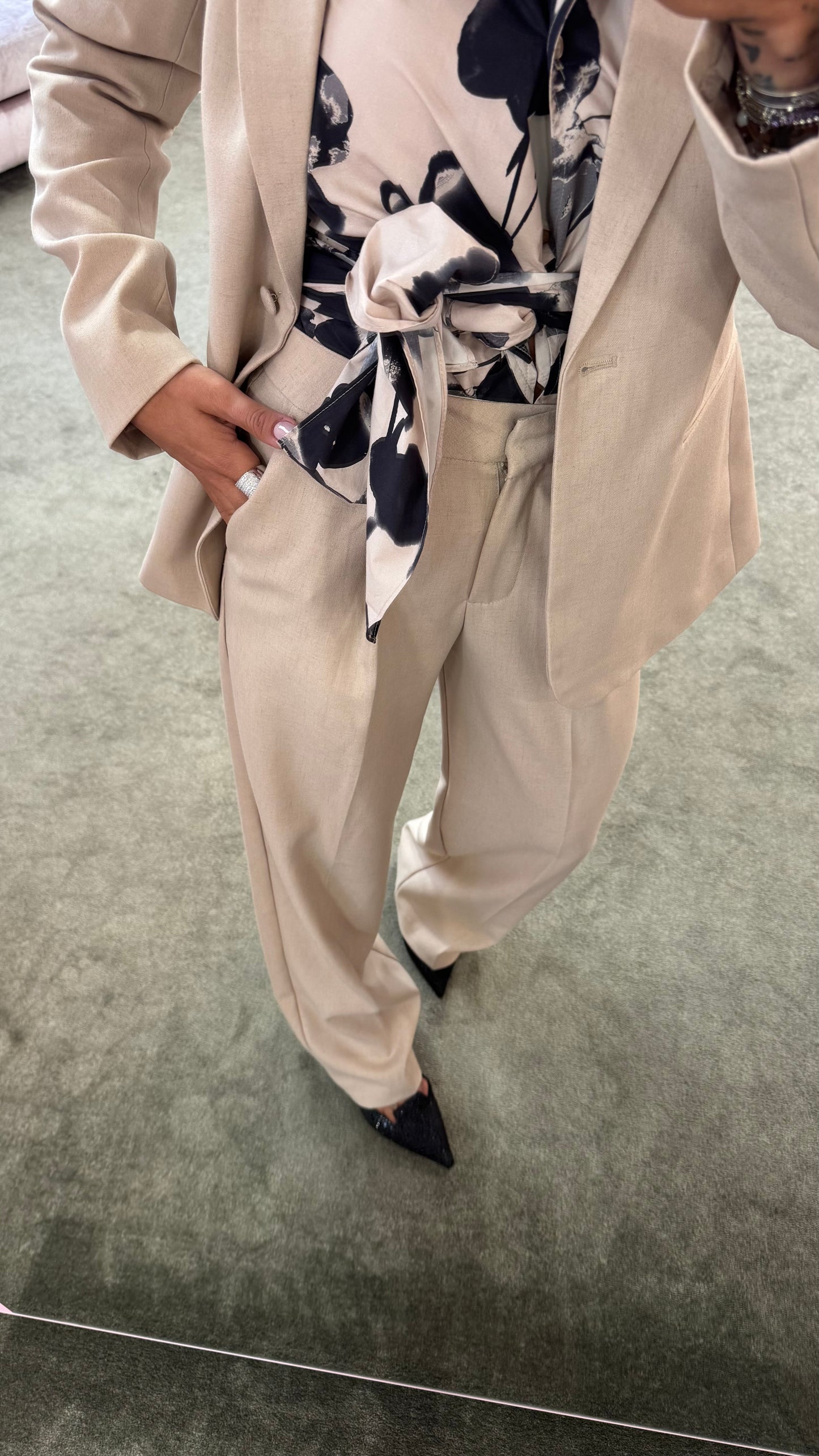Camicia beige con fiori neri a portafoglio  sl