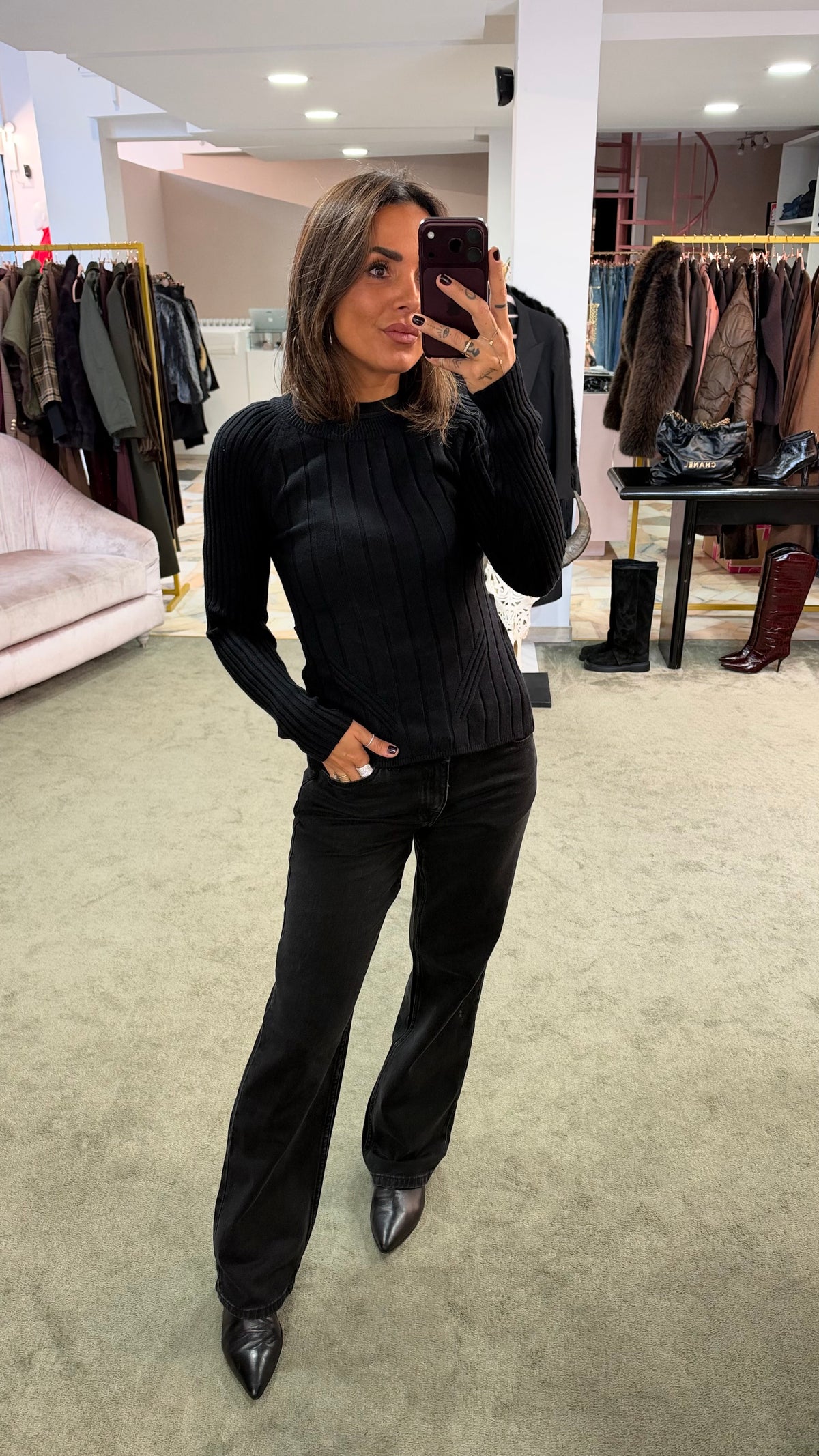 Maglione nero a costine con fiocco sulla schiena bj