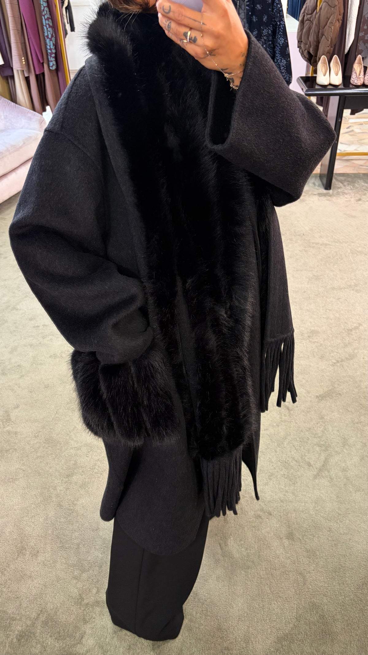 Cappotto nero con sciarpa removibile in ecopelliccia e tasche in ecopelliccia fr.