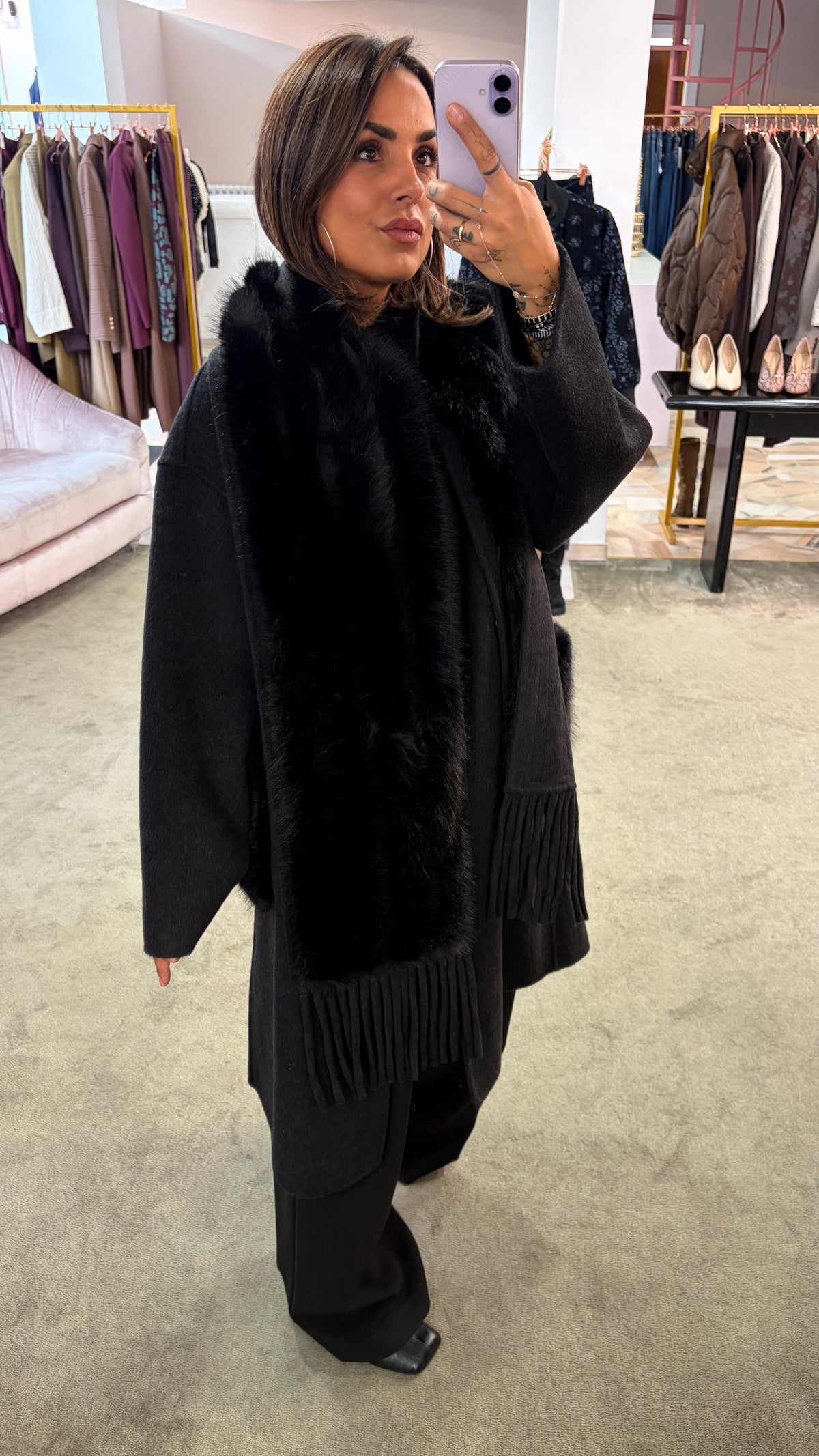 Cappotto nero con sciarpa removibile in ecopelliccia e tasche in ecopelliccia fr.