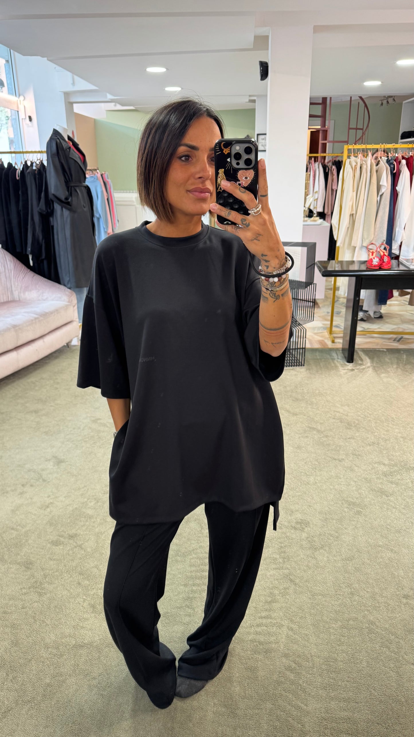 T-shirt nera over in modal con spacchi hinnominate