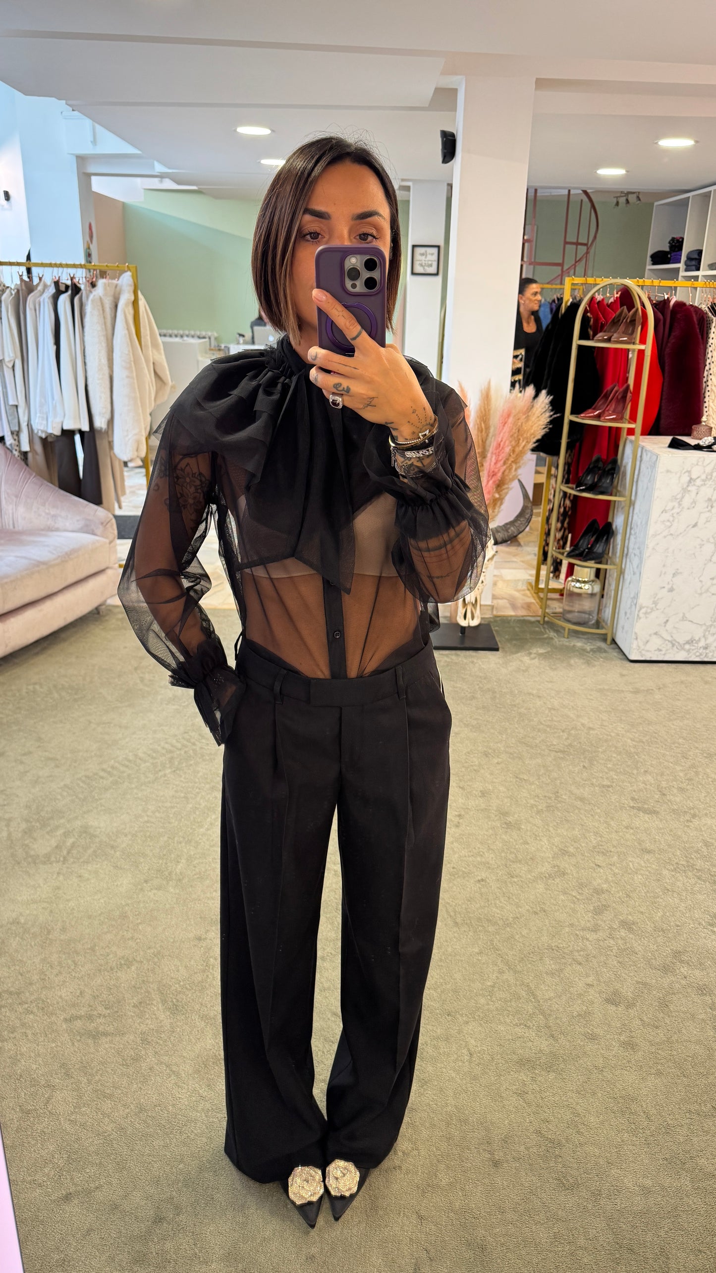 Camicia nera con volant in tulle actualee