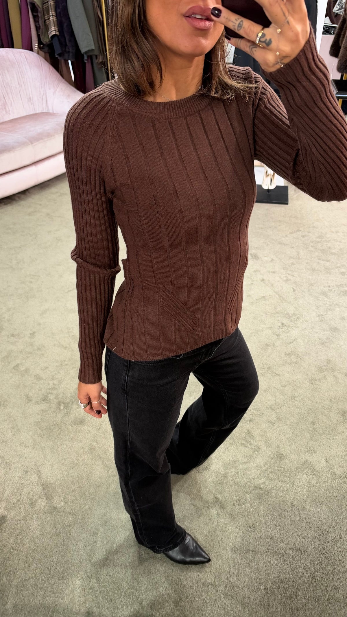 Maglione marrone a costine con fiocco sulla schiena bj