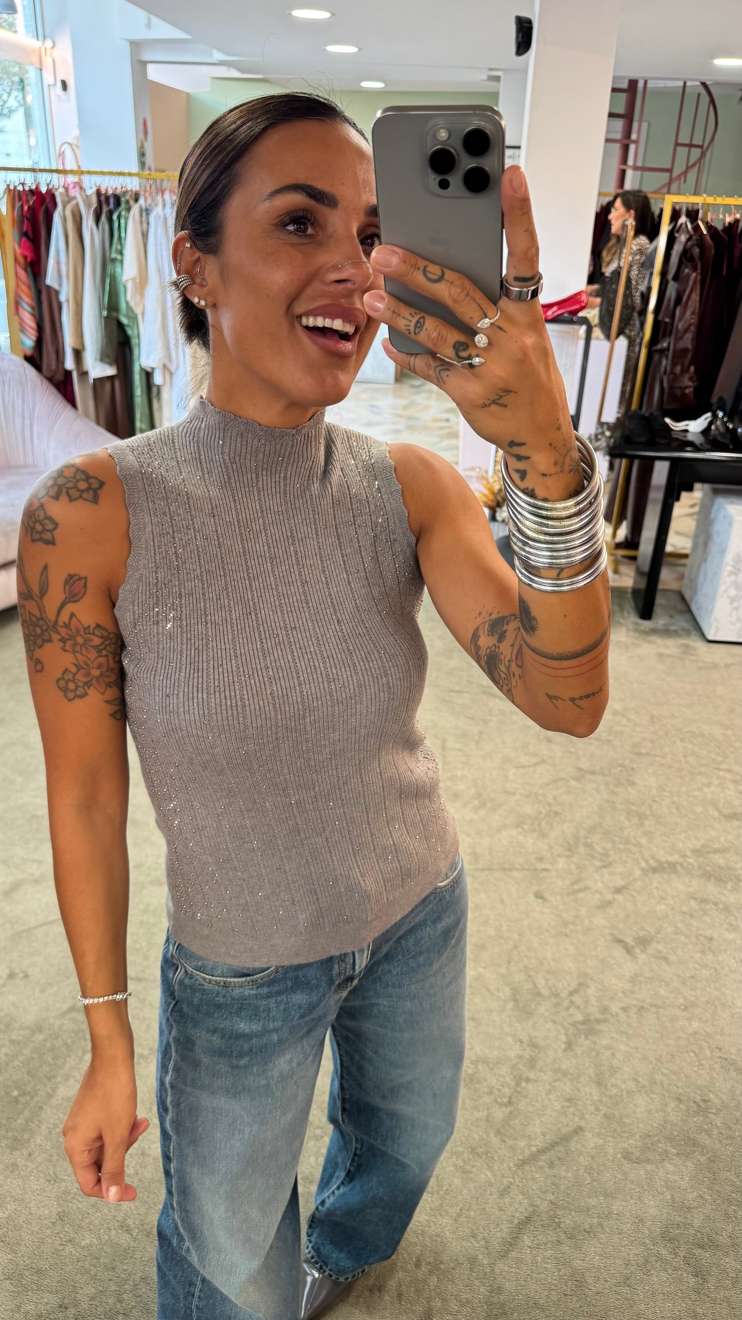 Lupetto smanicato grigio con cristalli a costine fr