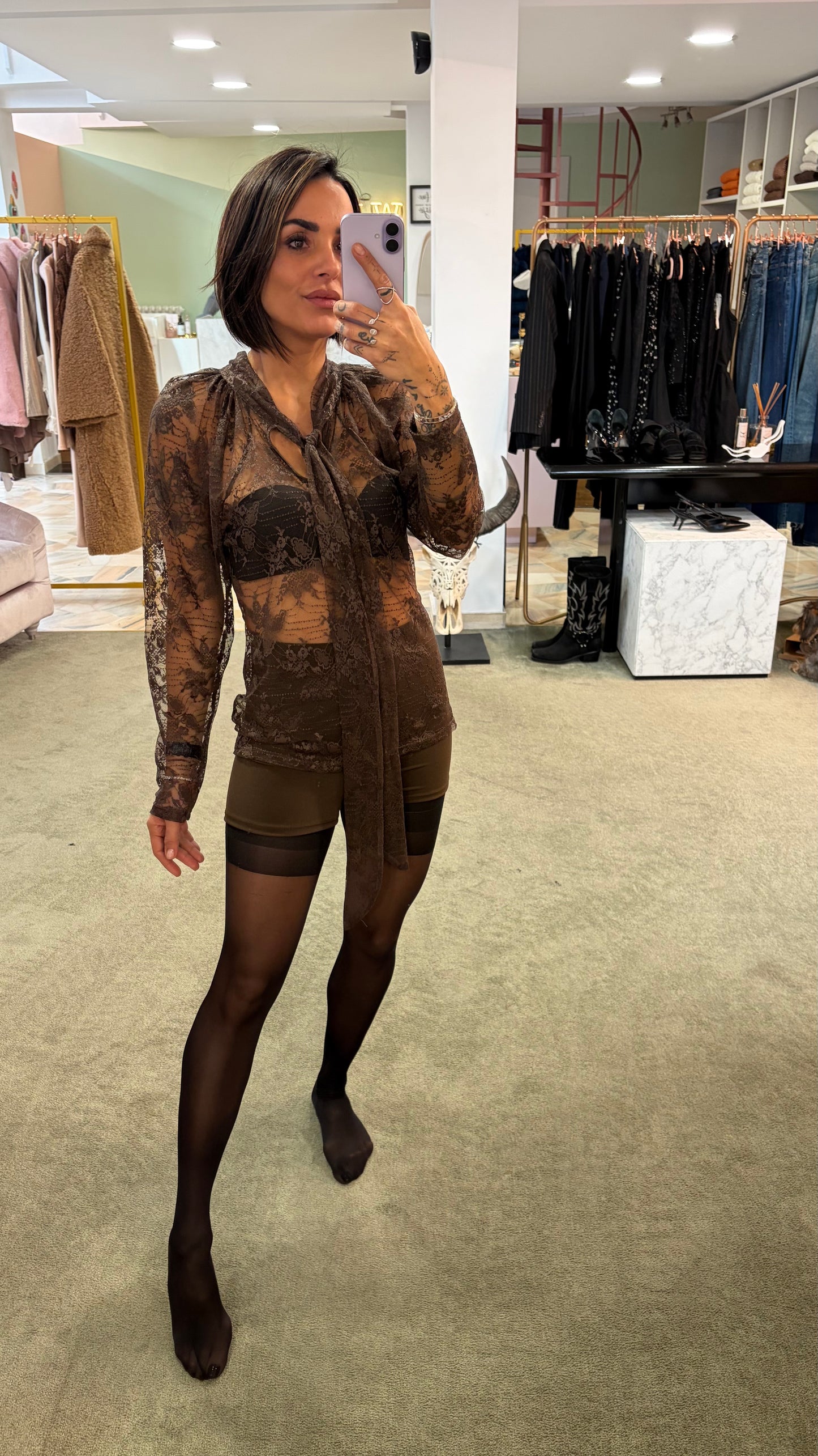 Camicia marrone in pizzo con fiocco mq