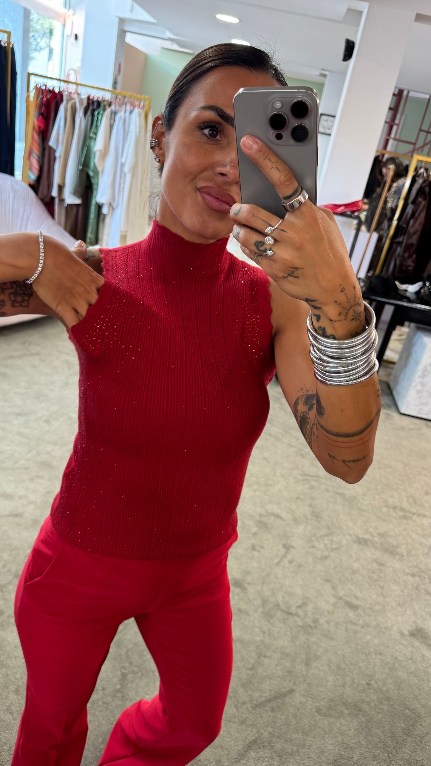 Lupetto smanicato rosso con cristalli a costine fr