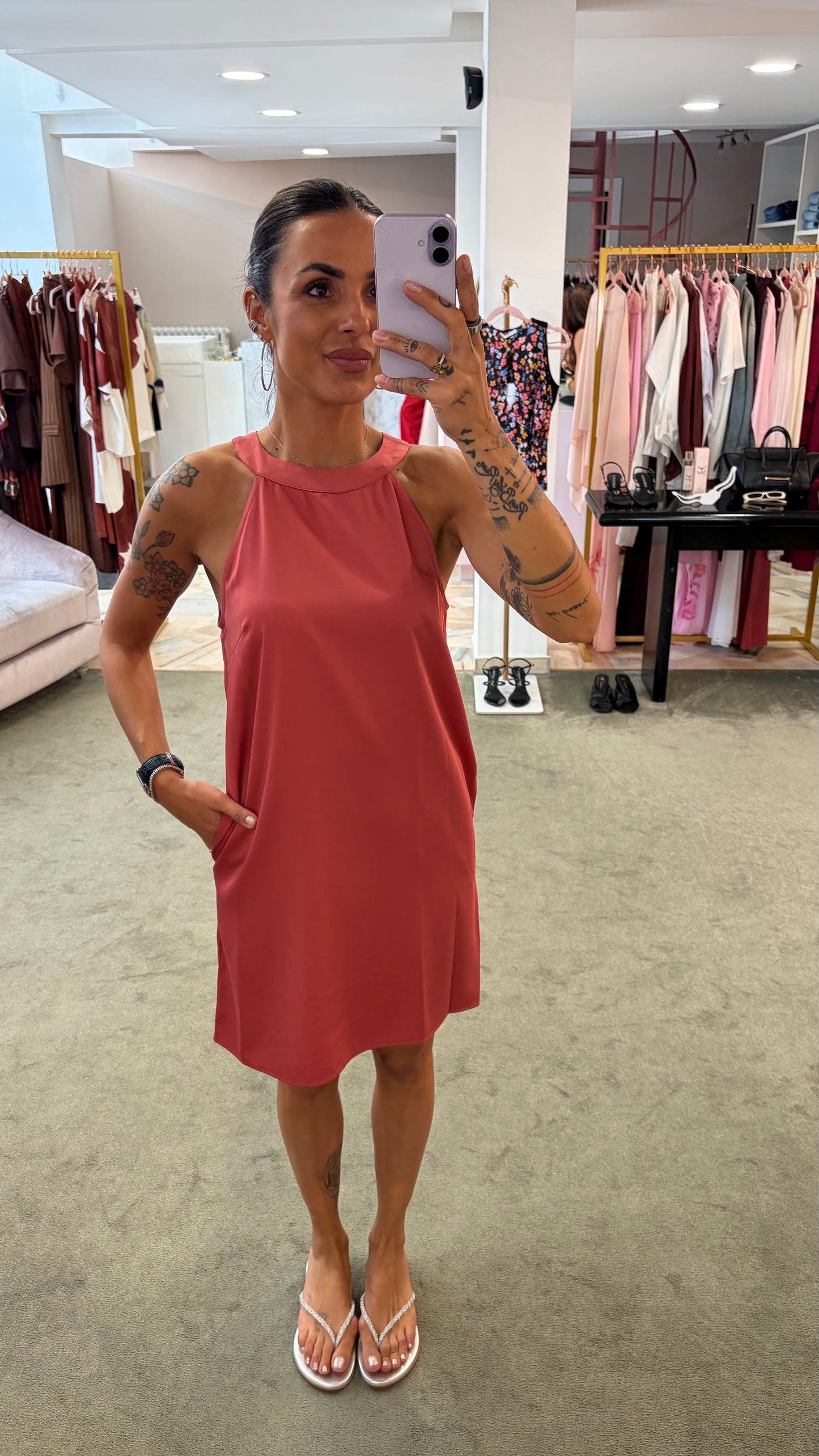 Abito corto rosa cherry scollo all'americana in satin ay