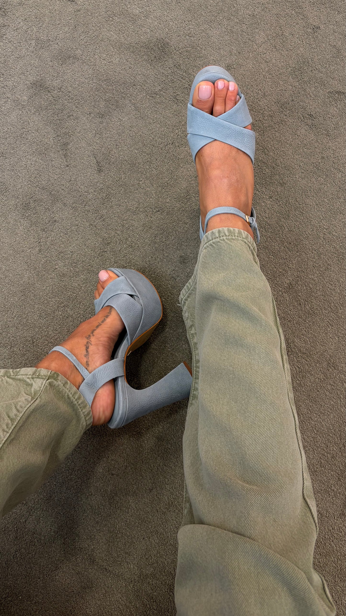 Sandalo azzurro plateau in suede